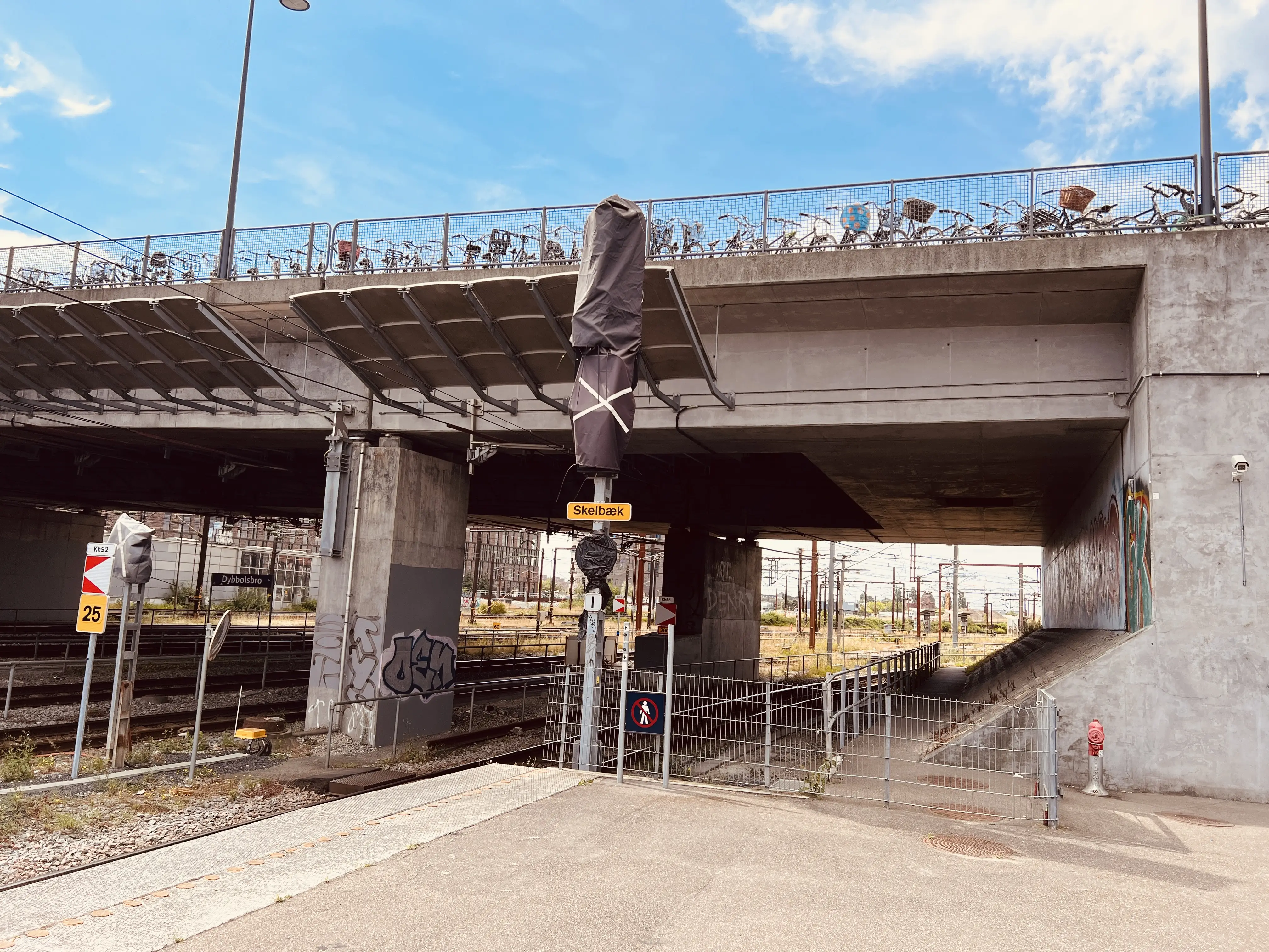 Billede af Dybbølsbro S-togstrinbræt. Billede af Dybbølsbro S-togstrinbræt.