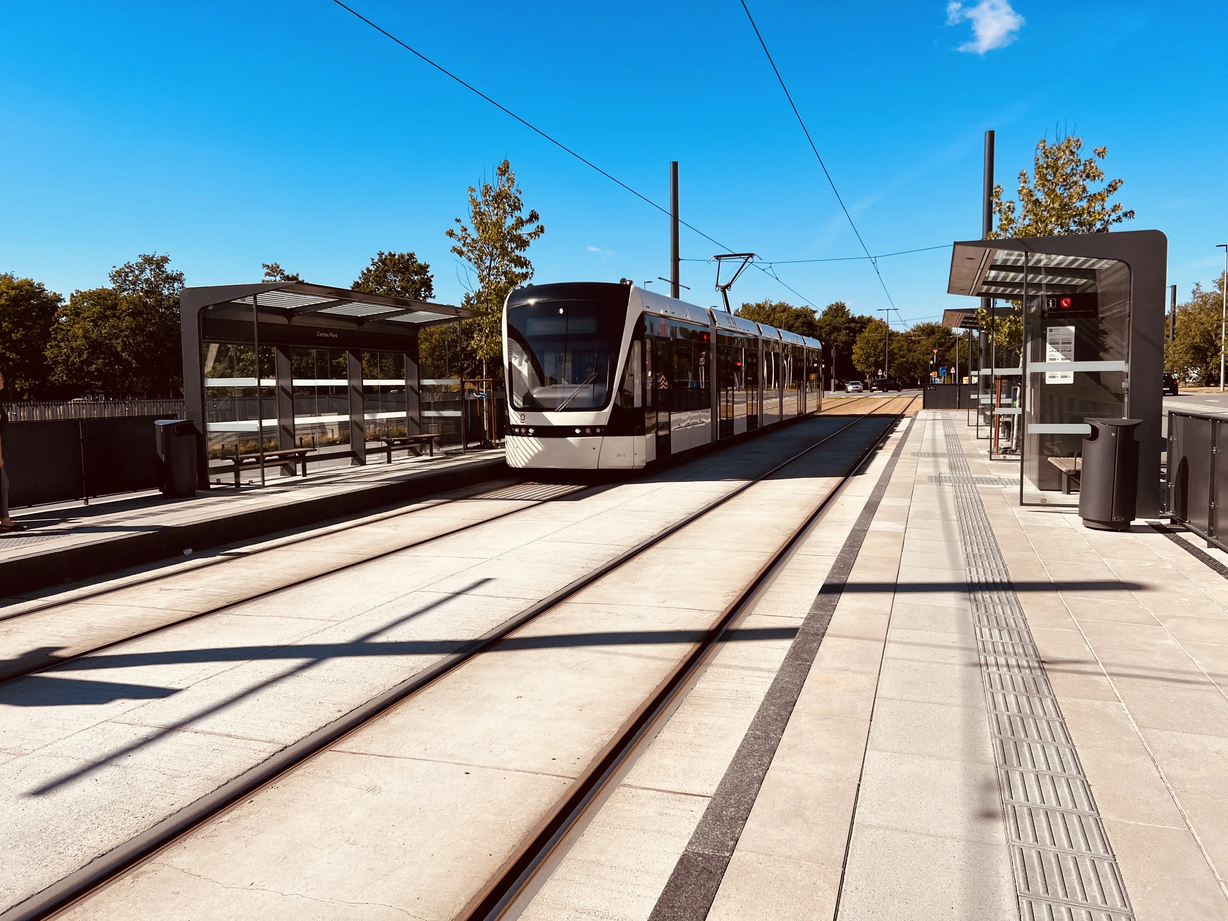 Billede af letbanetog ud for Cortex Park Letbanestation. Billede af letbanetog ud for Cortex Park Letbanestation.