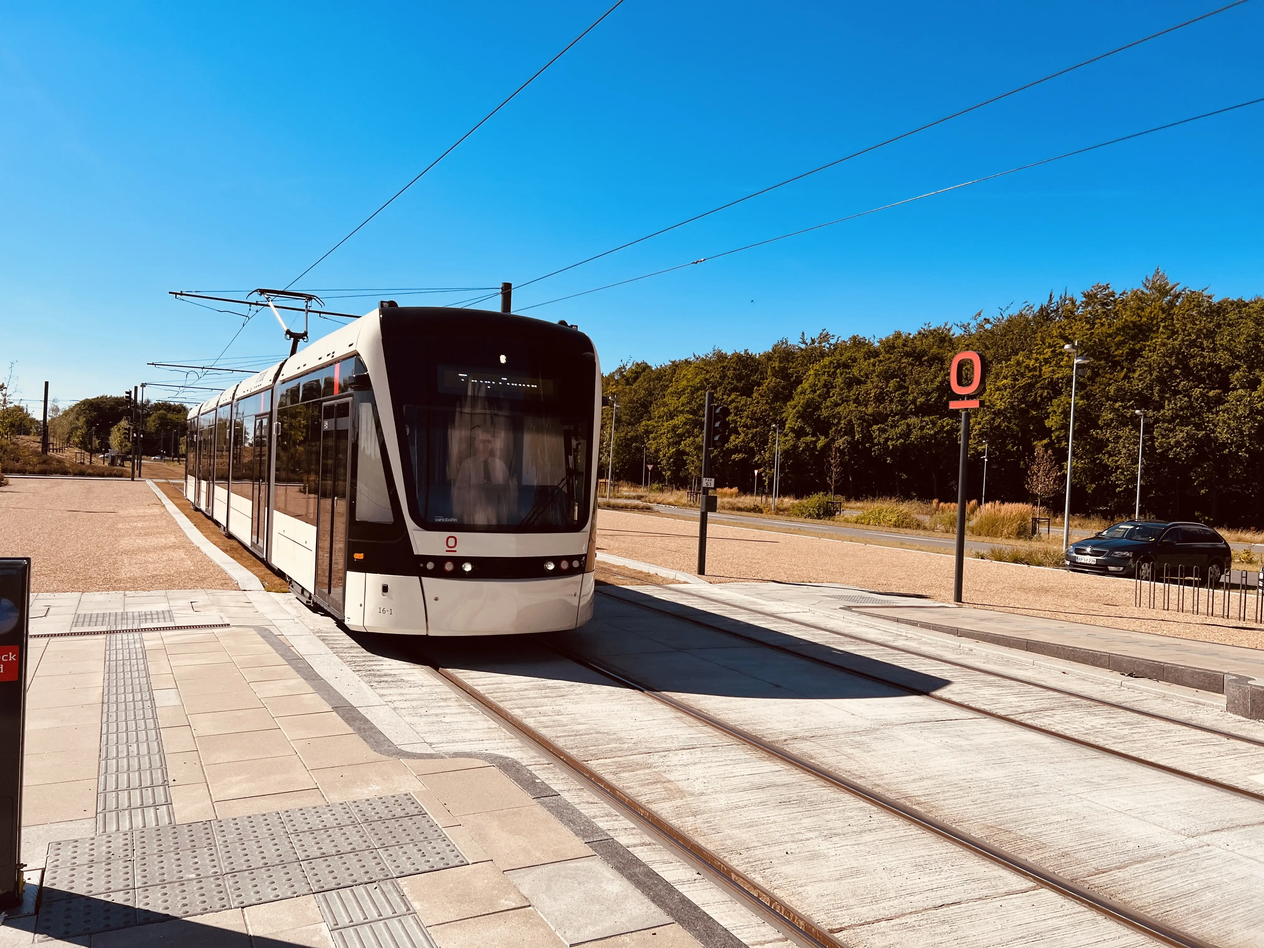 Billede af Odense Letbane togsæt 16 fotograferet ud for Parkering Odense Syd Letbanestation. Billede af Odense Letbane togsæt 16 fotograferet ud for Parkering Odense Syd Letbanestation.