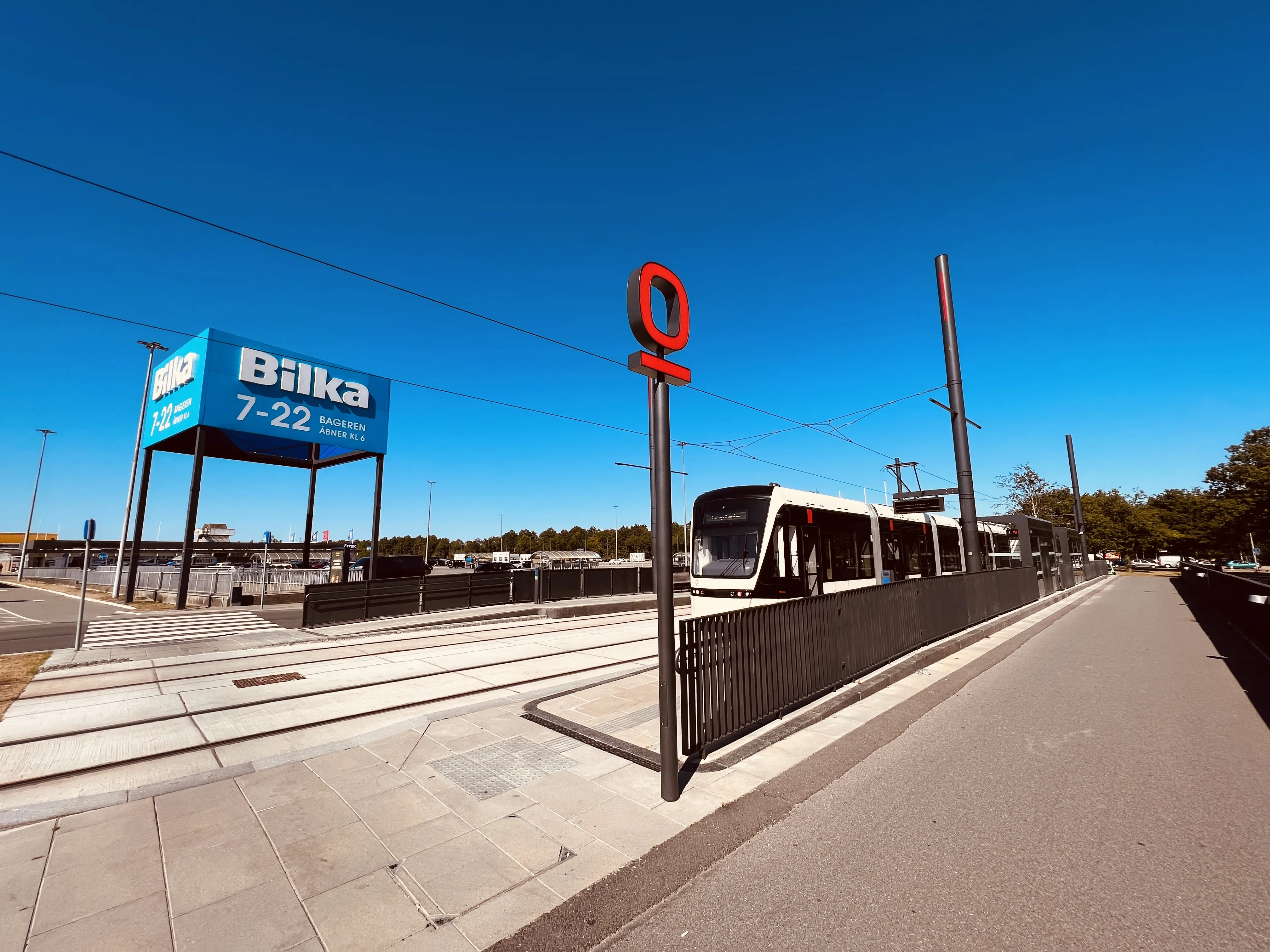 Billede af Odense Letbane togsæt 13 fotograferet ud for Bilka Letbanestation. Billede af Odense Letbane togsæt 13 fotograferet ud for Bilka Letbanestation.