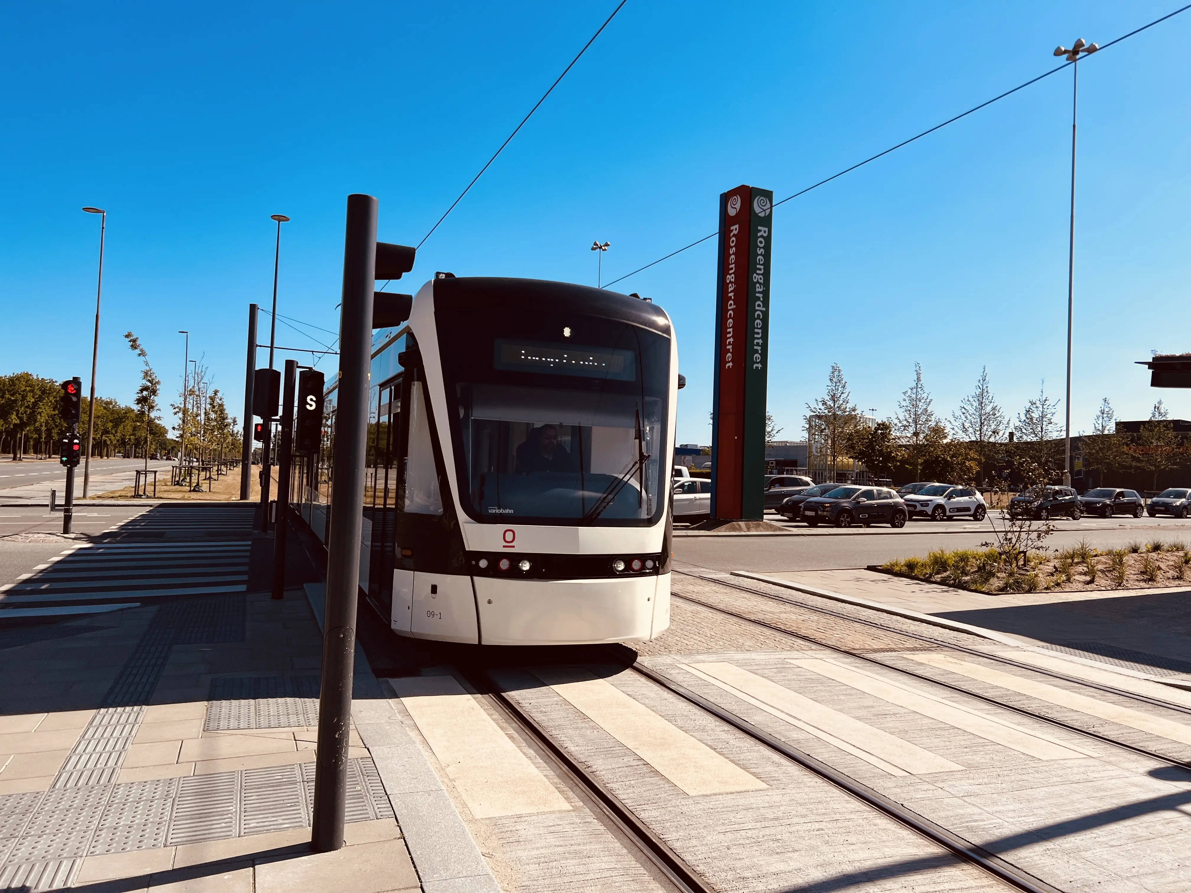 Billede af letbanetog ud for Rosengårdcentret Letbanestation. Billede af letbanetog ud for Rosengårdcentret Letbanestation.