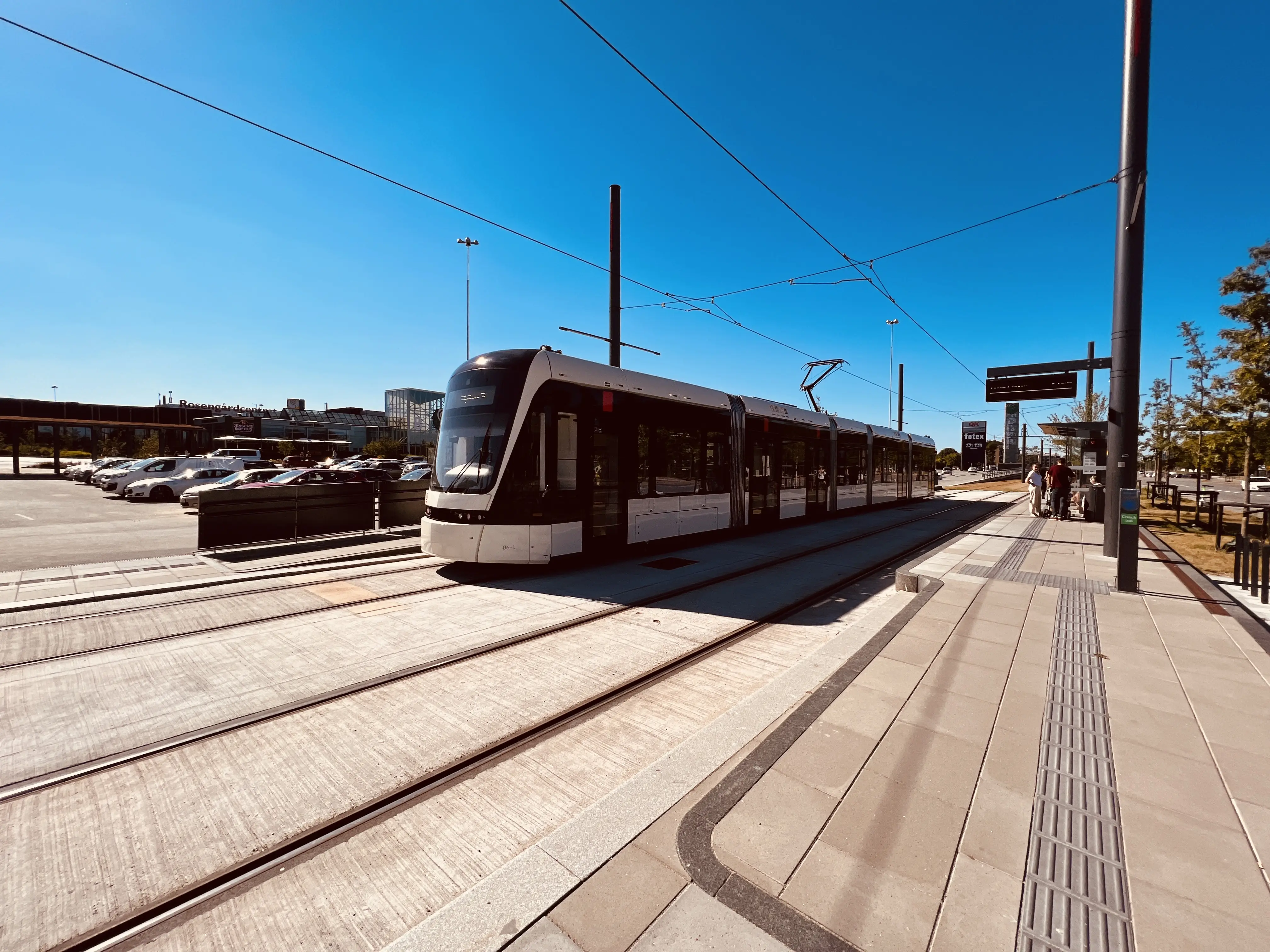 Billede af letbanetog ud for Rosengårdcentret Letbanestation. Billede af letbanetog ud for Rosengårdcentret Letbanestation.