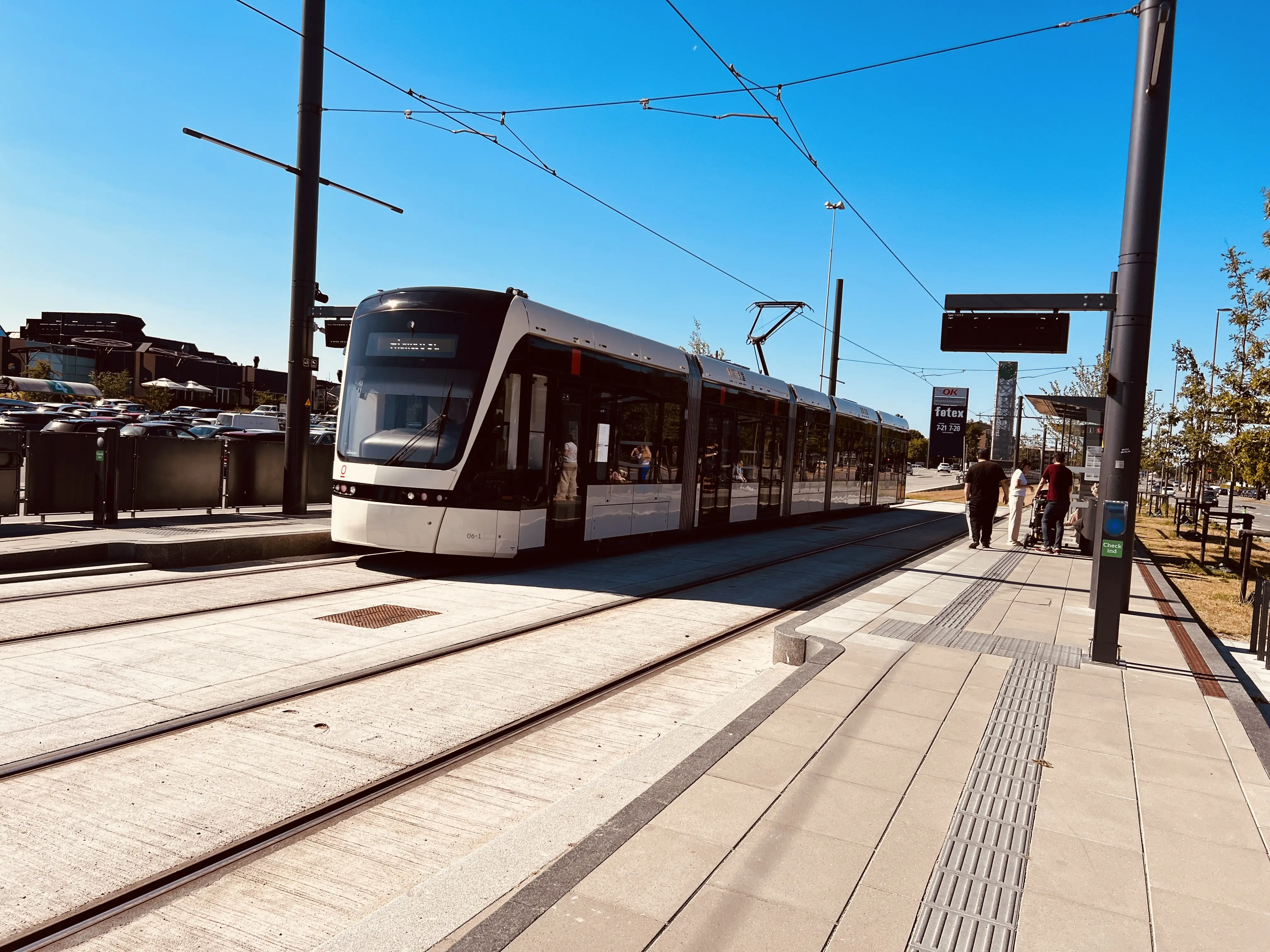 Billede af letbanetog ud for Rosengårdcentret Letbanestation. Billede af letbanetog ud for Rosengårdcentret Letbanestation.