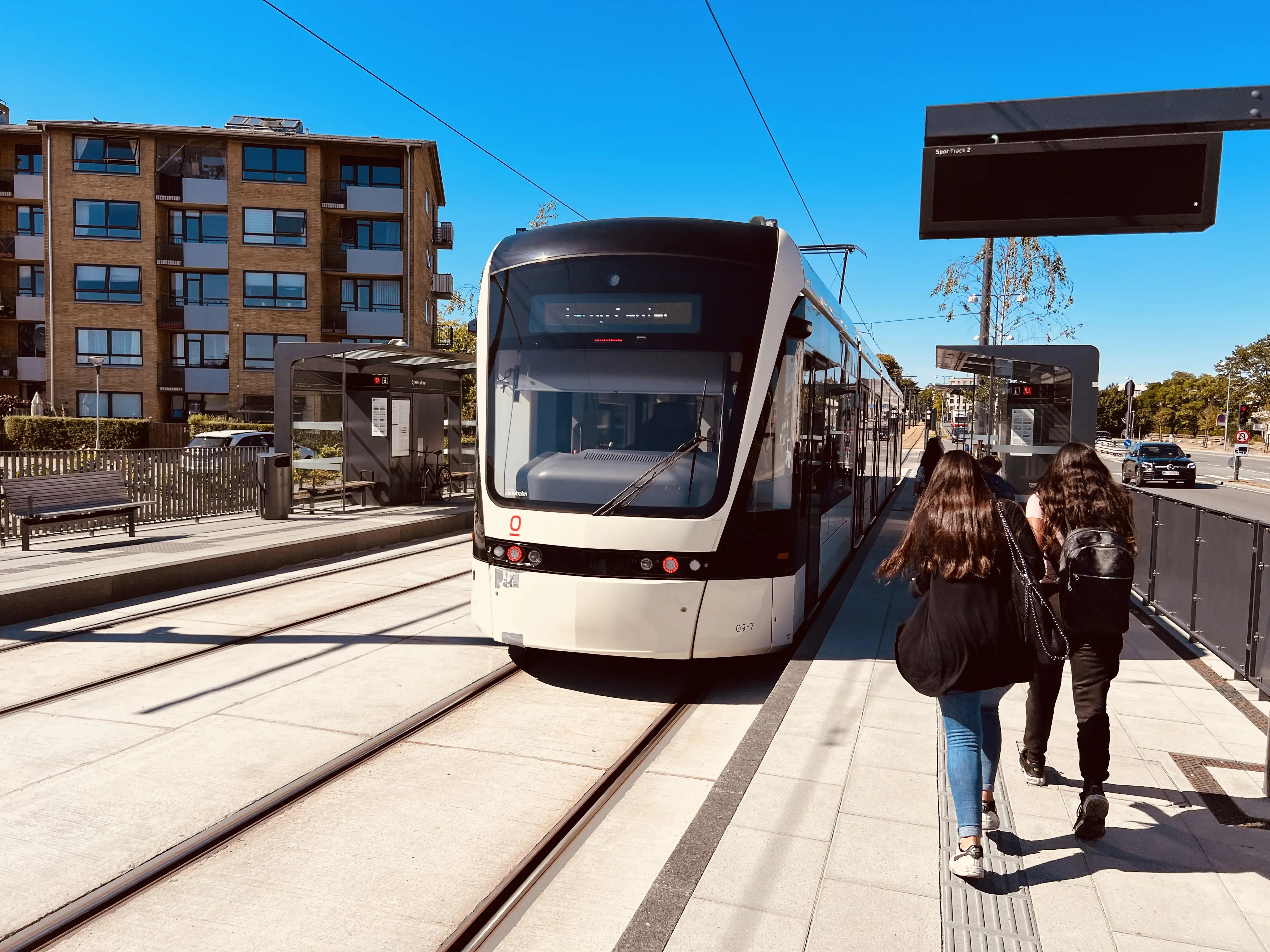 Billede af Odense Letbane togsæt 09 fotograferet ud for Ejerslykke Letbanestation. Billede af Odense Letbane togsæt 09 fotograferet ud for Ejerslykke Letbanestation.