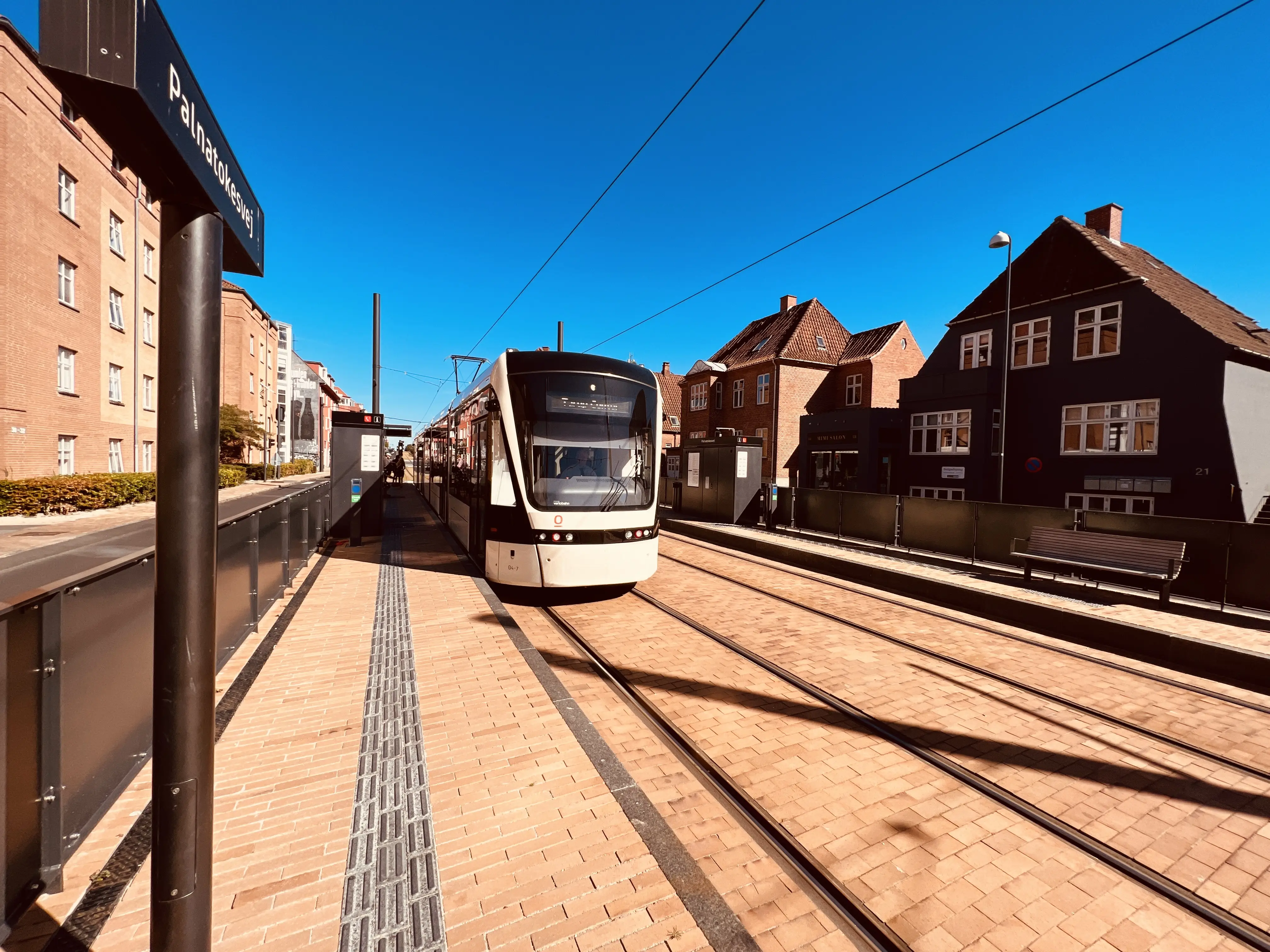 Billede af letbanetog ud for Palnatokesvej Letbanestation. Billede af letbanetog ud for Palnatokesvej Letbanestation.