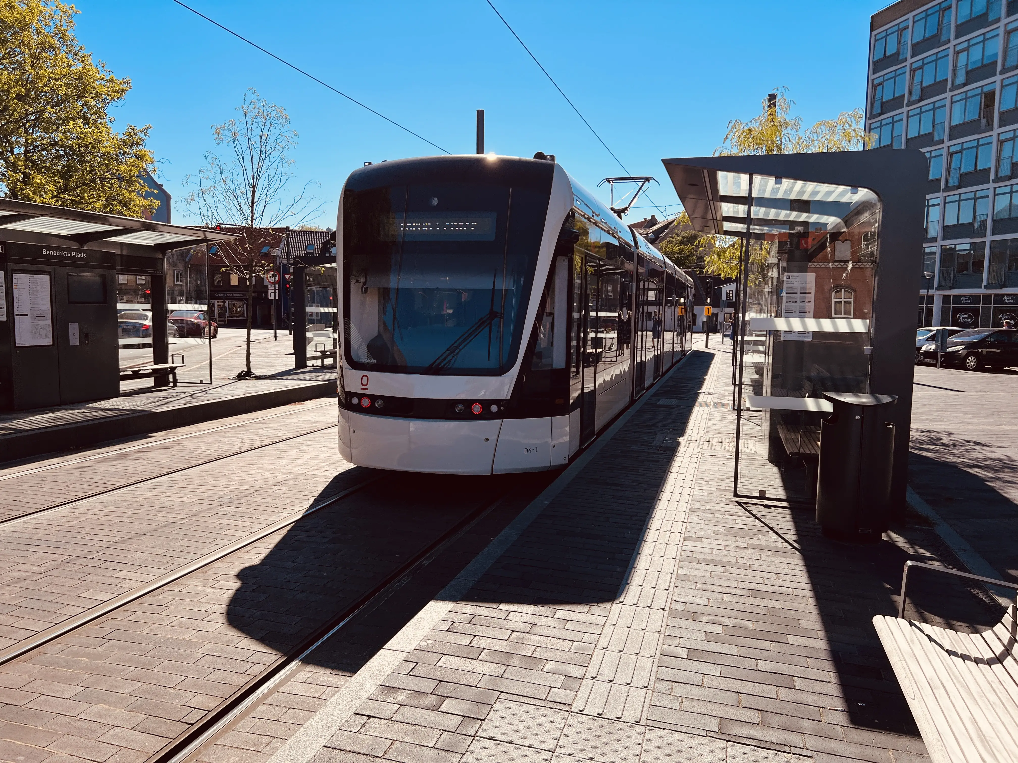 Billede af Odense Letbane togsæt 04 fotograferet ud for Benedikts Plads Letbanestation. Billede af Odense Letbane togsæt 04 fotograferet ud for Benedikts Plads Letbanestation.