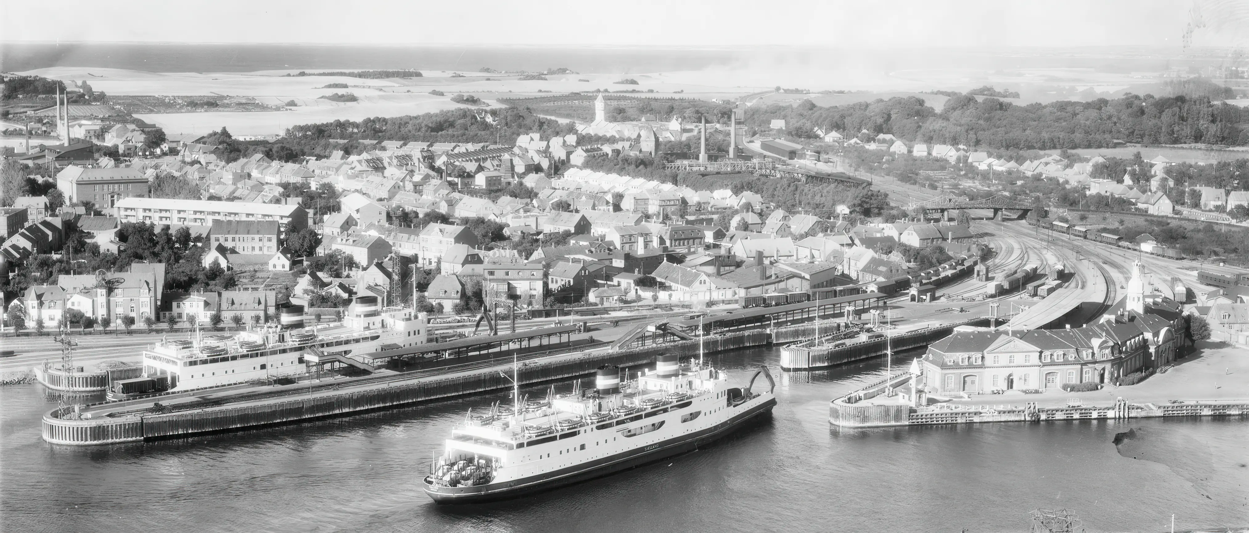 Billede af Korsør Station med færgen Sjælland til venstre for - bemærk lasten af folkevognsbobler på jernbanevognene. 