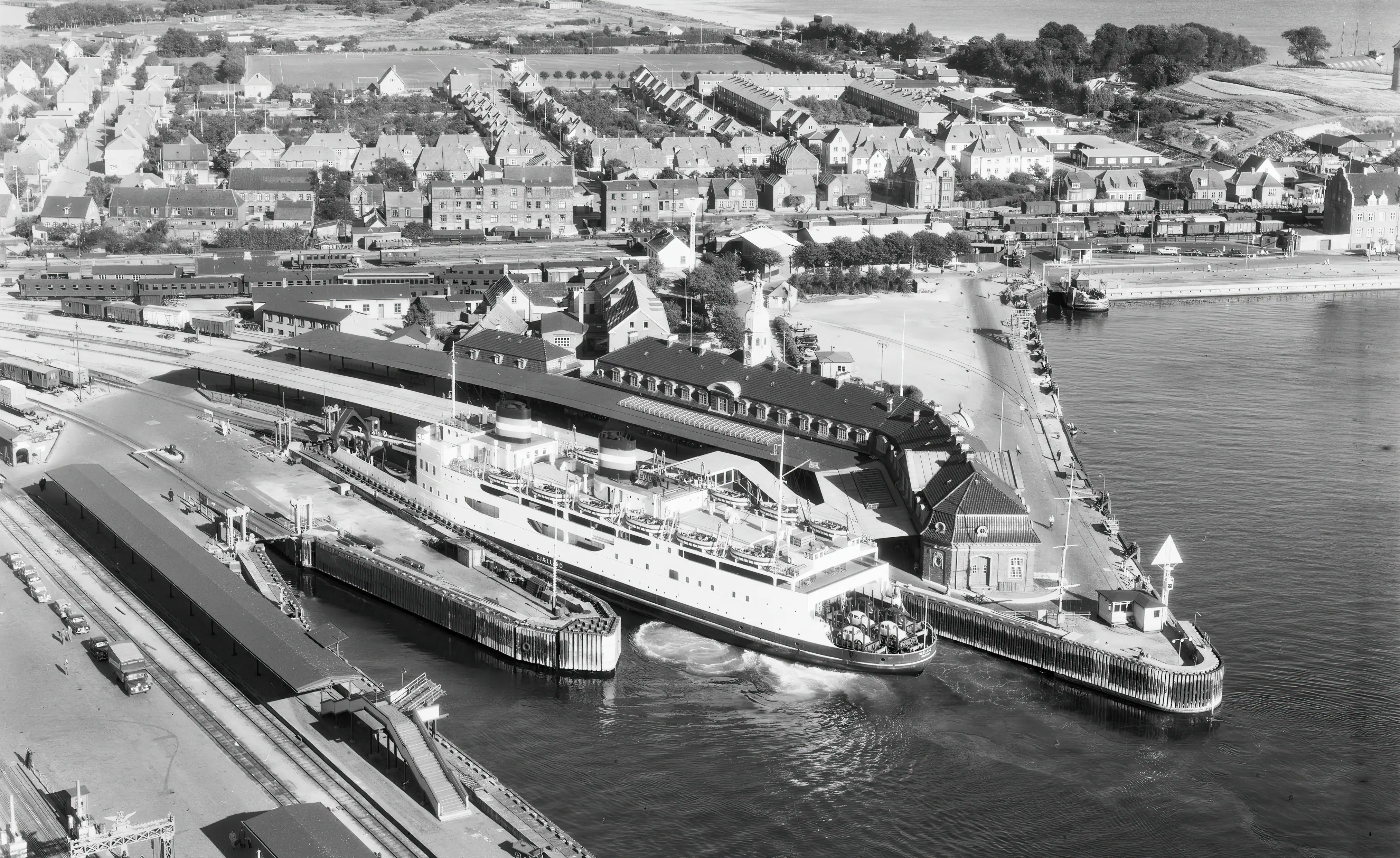 Billede af Korsør Station med færgen Sjælland ud for - bemærk lasten af folkevognsbobler på jernbanevognene. 