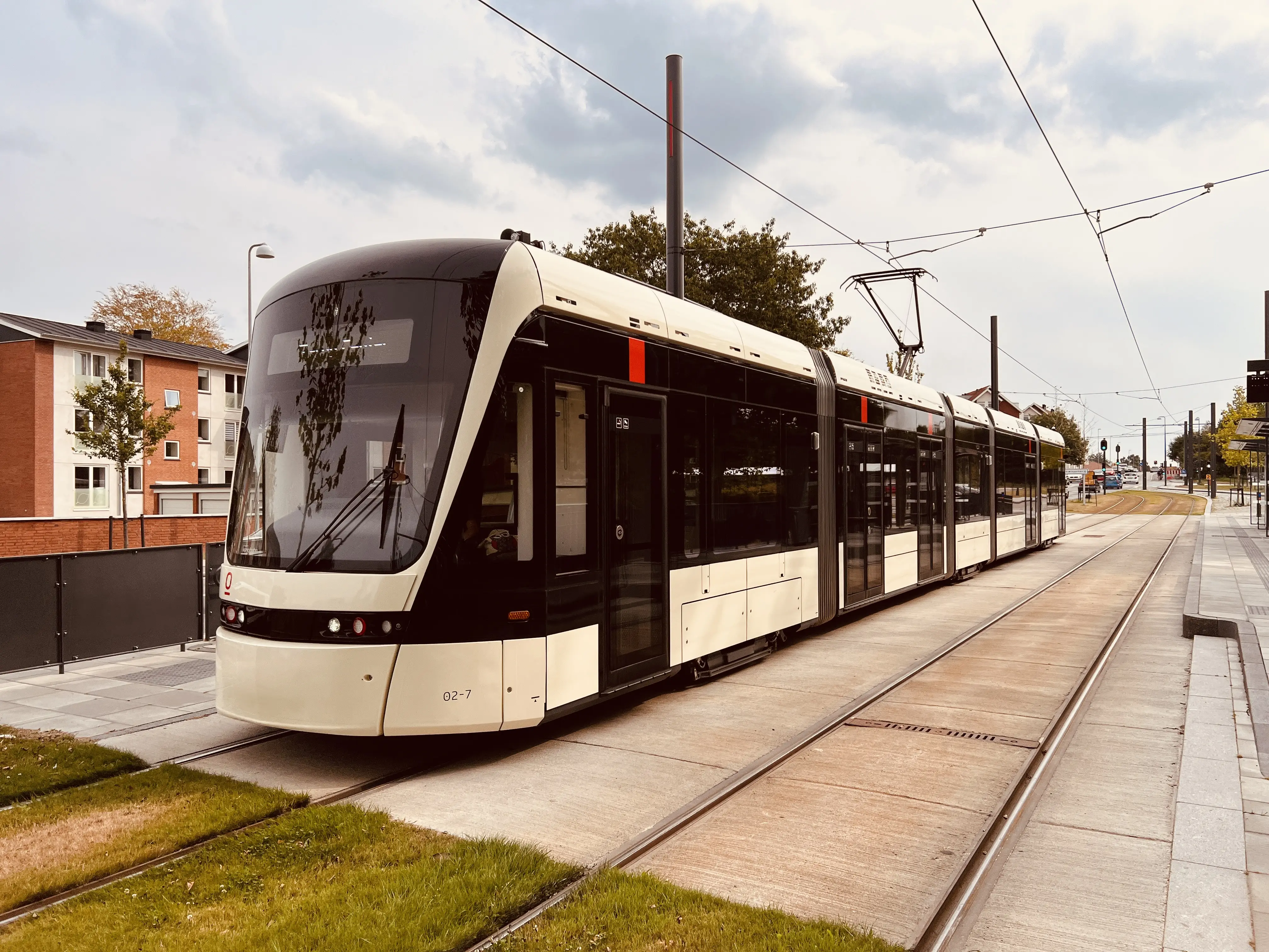 Billede af Odense Letbane togsæt 02 fotograferet ud for Højstrup Letbanestation. Billede af Odense Letbane togsæt 02 fotograferet ud for Højstrup Letbanestation.