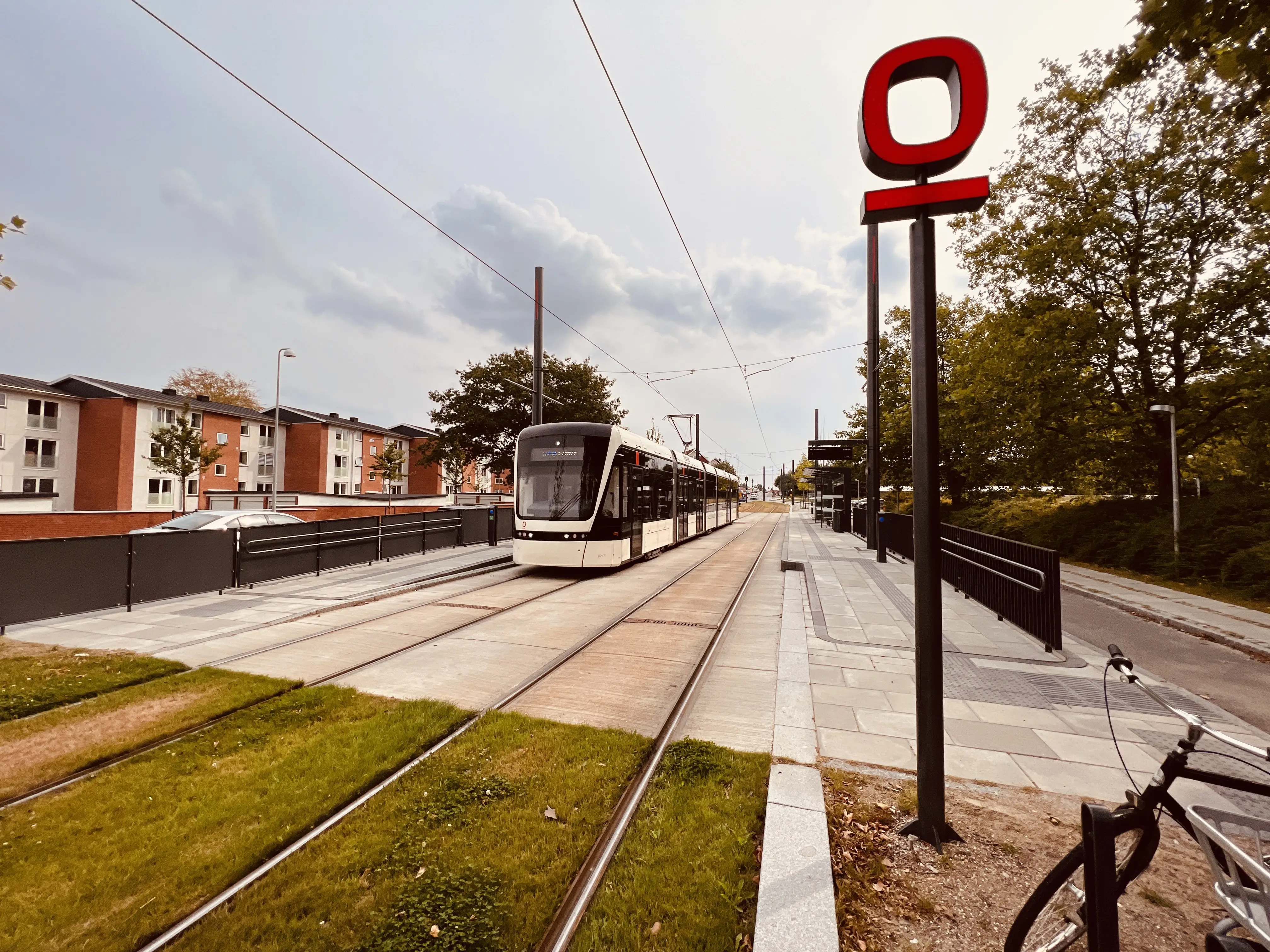 Billede af letbanetog ud for Højstrup Letbanestation. Billede af letbanetog ud for Højstrup Letbanestation.