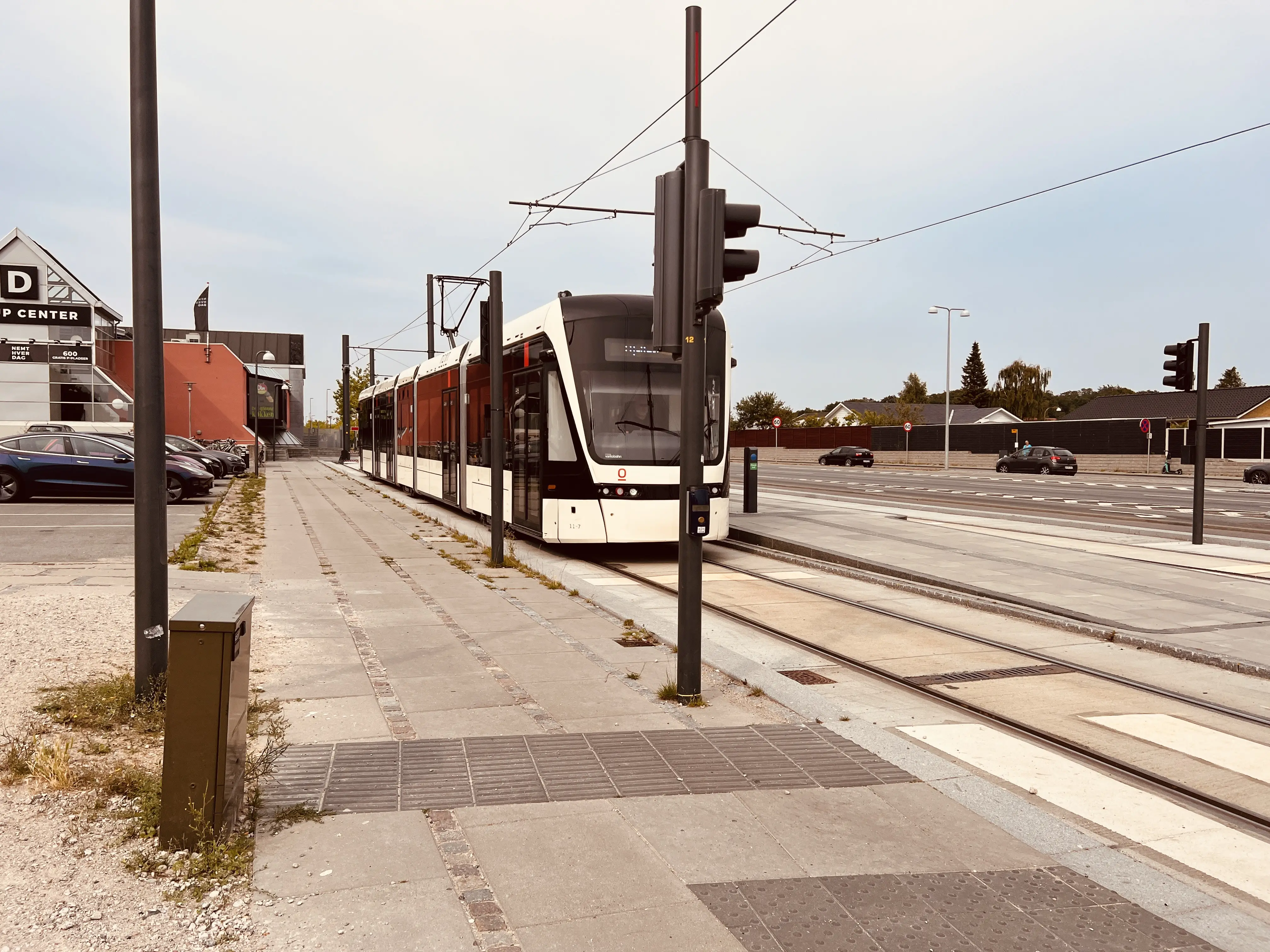 Billede af letbanetog ud for Tarup Center Letbanestation. Billede af letbanetog ud for Tarup Center Letbanestation.