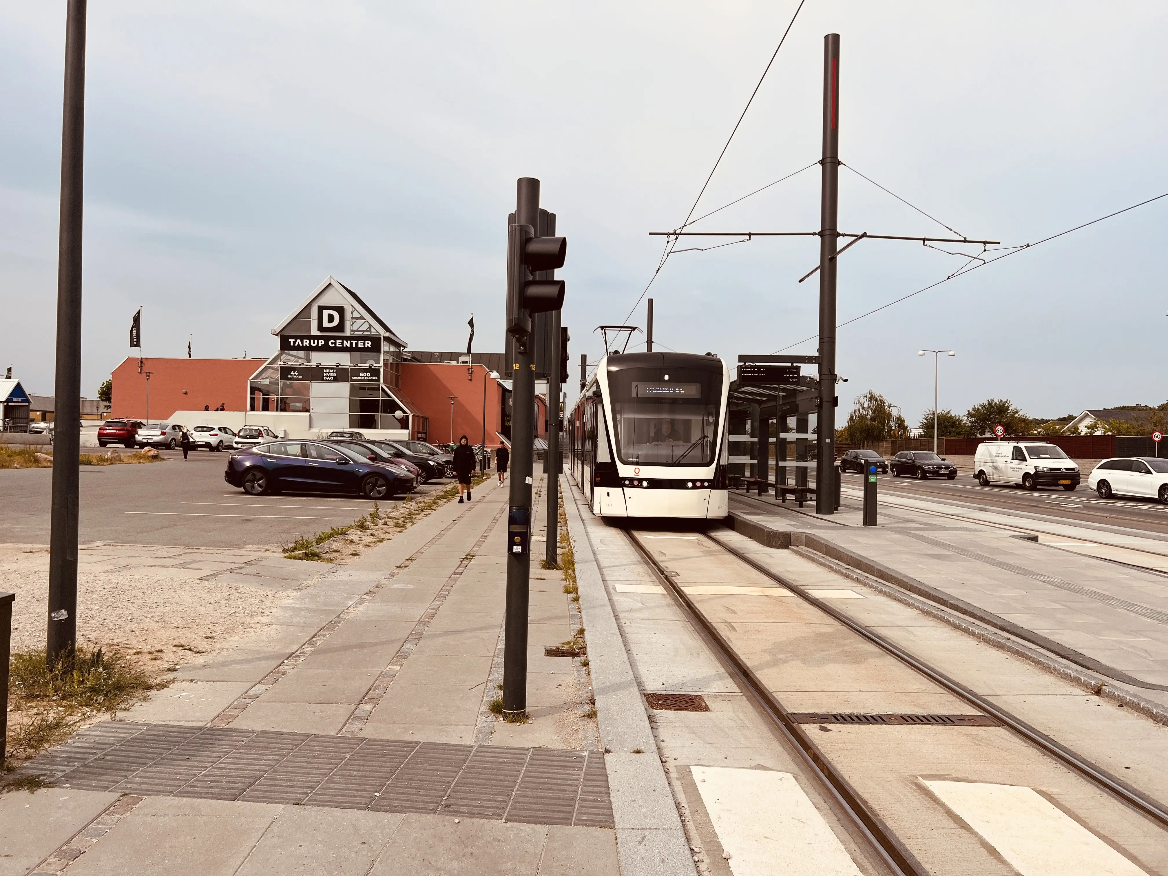 Billede af letbanetog ud for Tarup Center Letbanestation. Billede af letbanetog ud for Tarup Center Letbanestation.