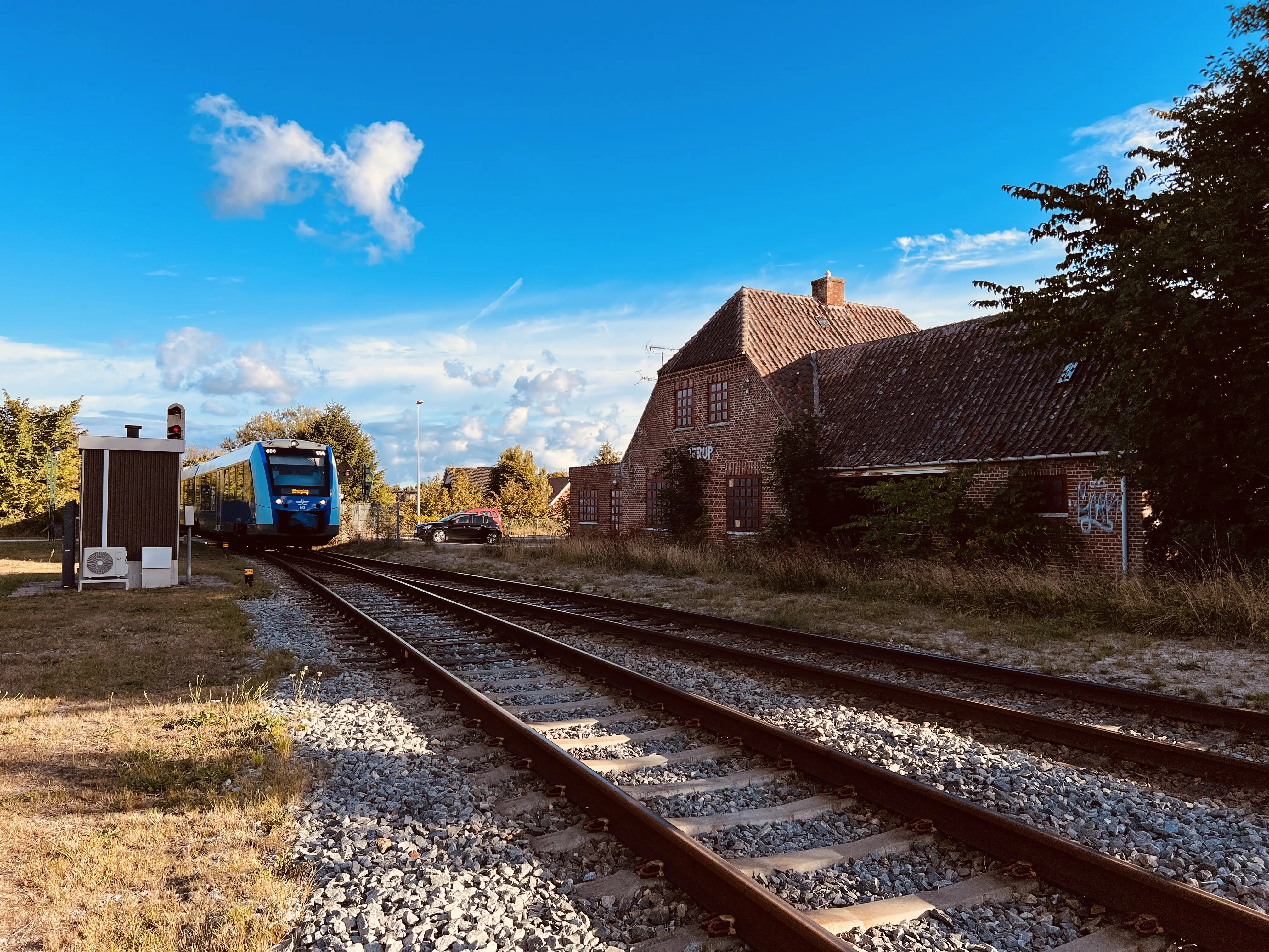 Billede af tog ud for Jerup Station. Billede af tog ud for Jerup Station.