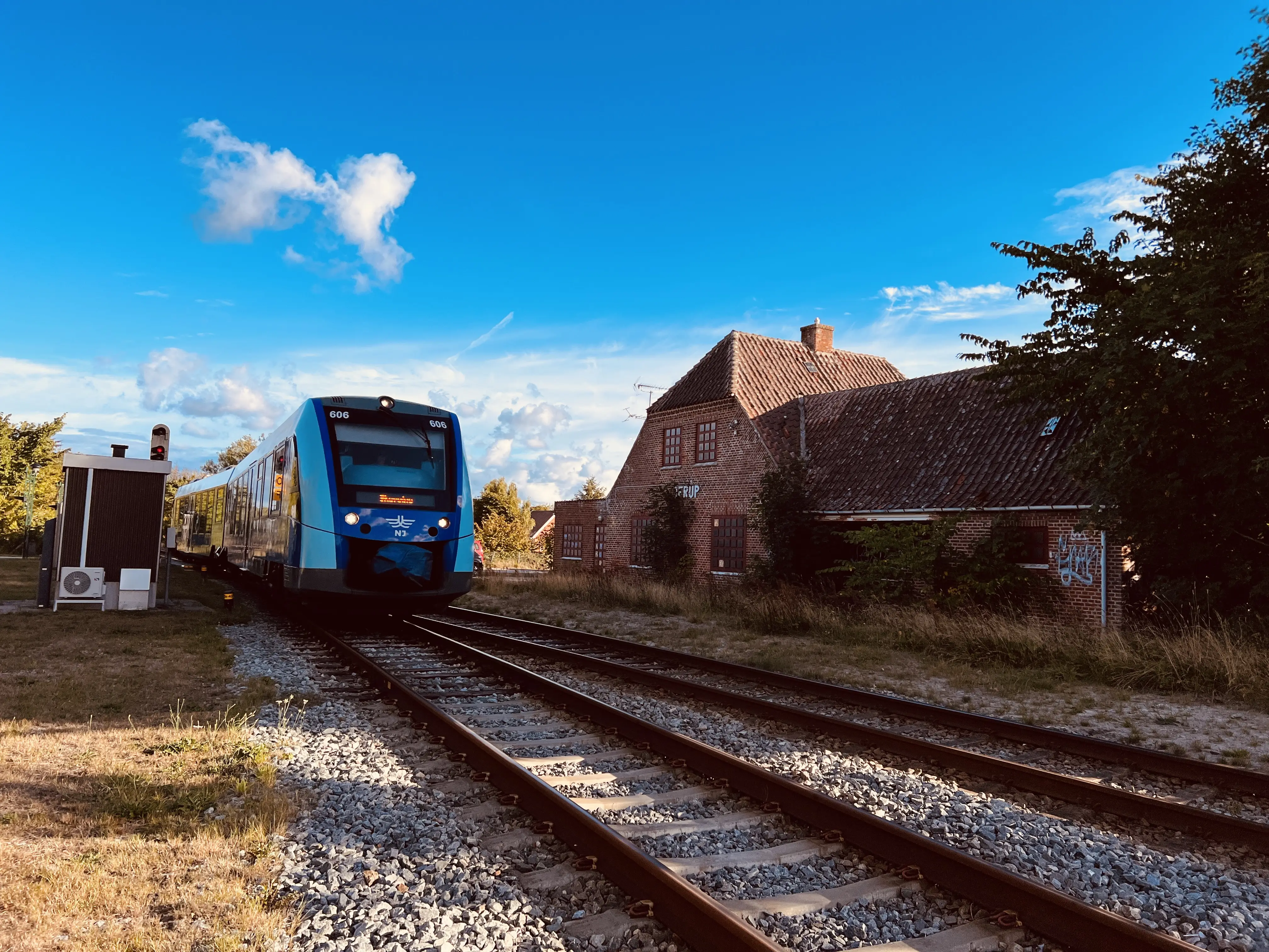 Billede af tog ud for Jerup Station. Billede af tog ud for Jerup Station.