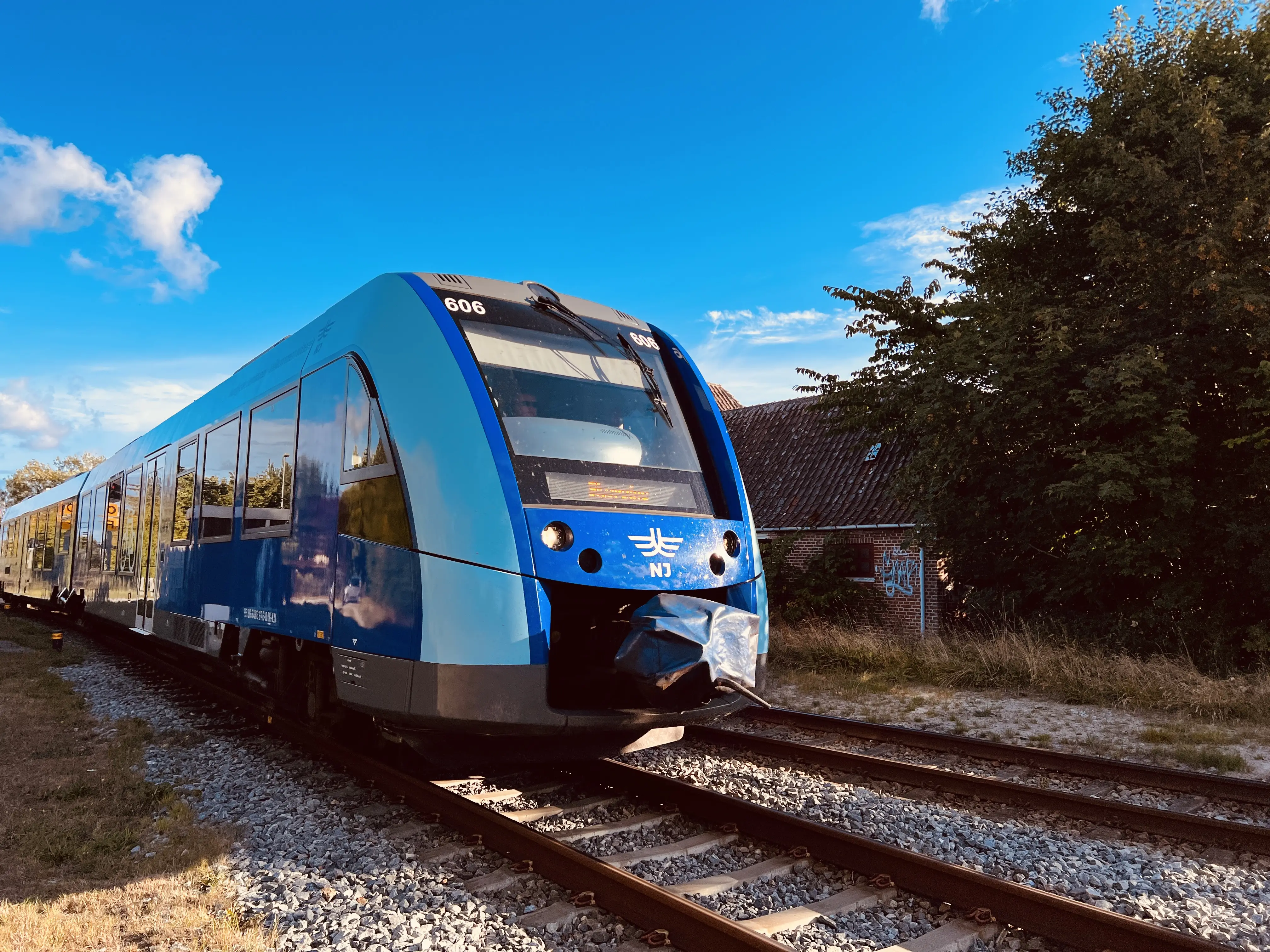 Billede af tog ud for Jerup Trinbræt. Billede af tog ud for Jerup Trinbræt.