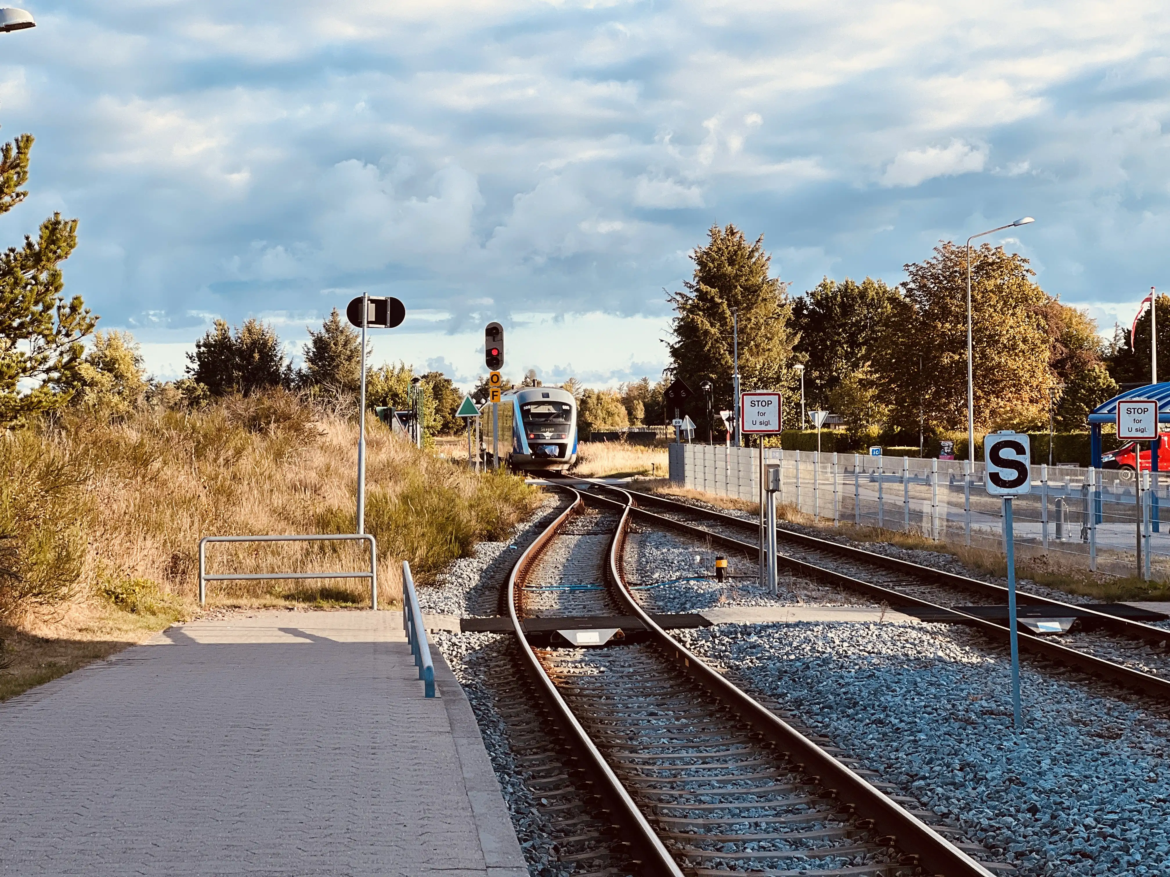 Billede af tog ud for Ålbæk Trinbræt. Billede af tog ud for Ålbæk Trinbræt.