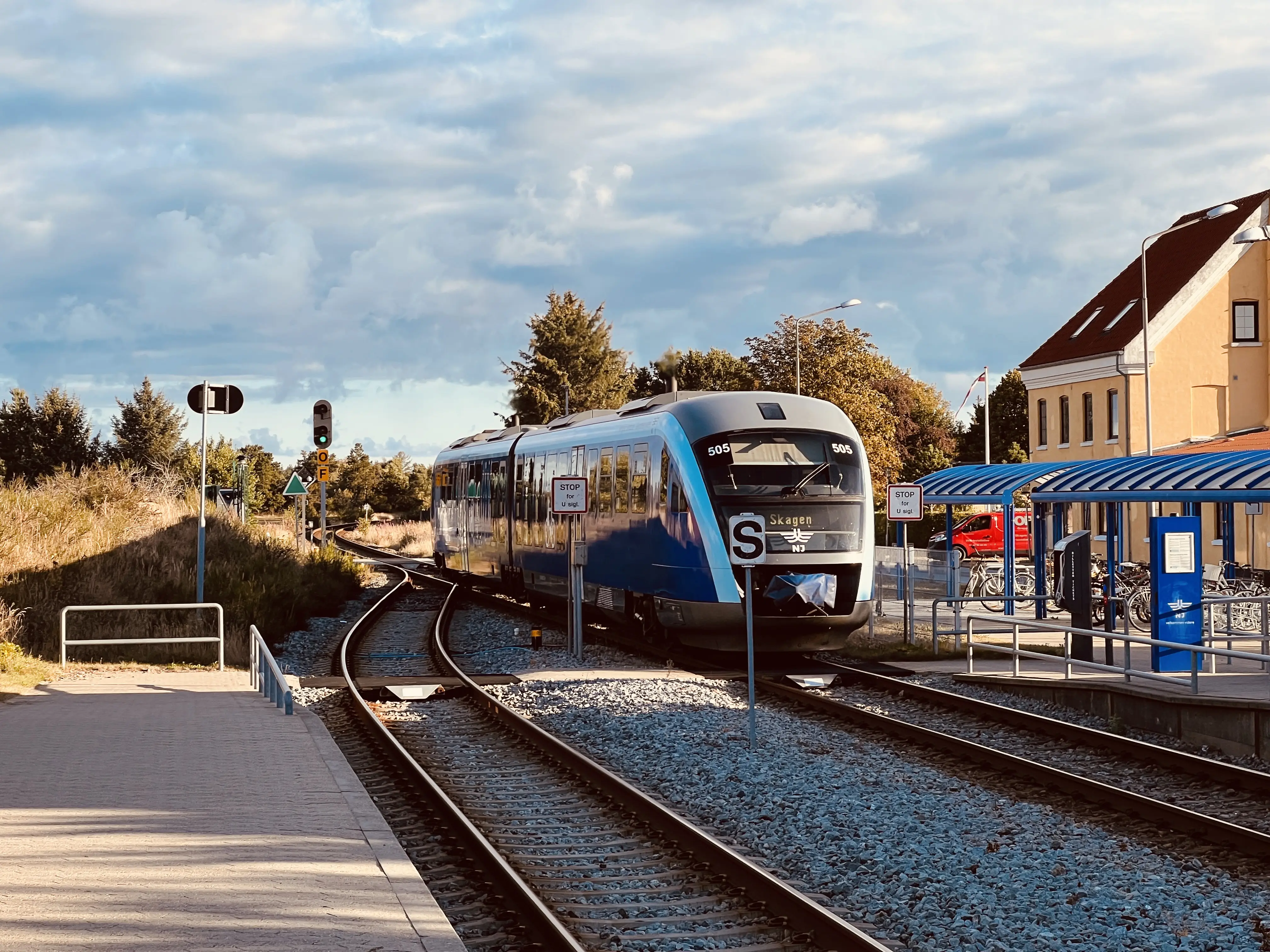 Billede af tog ud for Ålbæk Trinbræt. Billede af tog ud for Ålbæk Trinbræt.