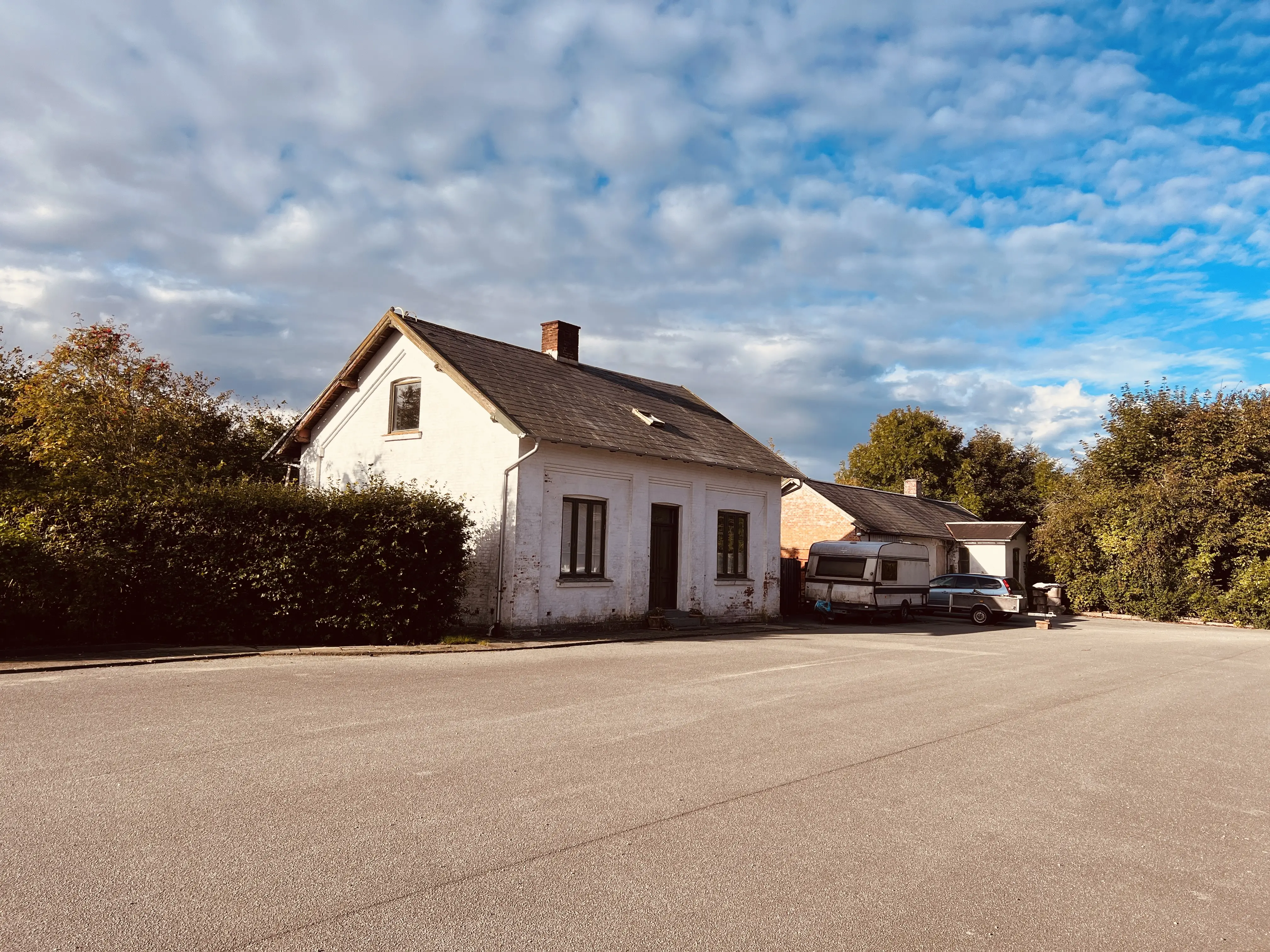 Billede af stationsmesterboligen til venstre og Lyngs Station til højre. Billede af stationsmesterboligen til venstre og Lyngs Station til højre.