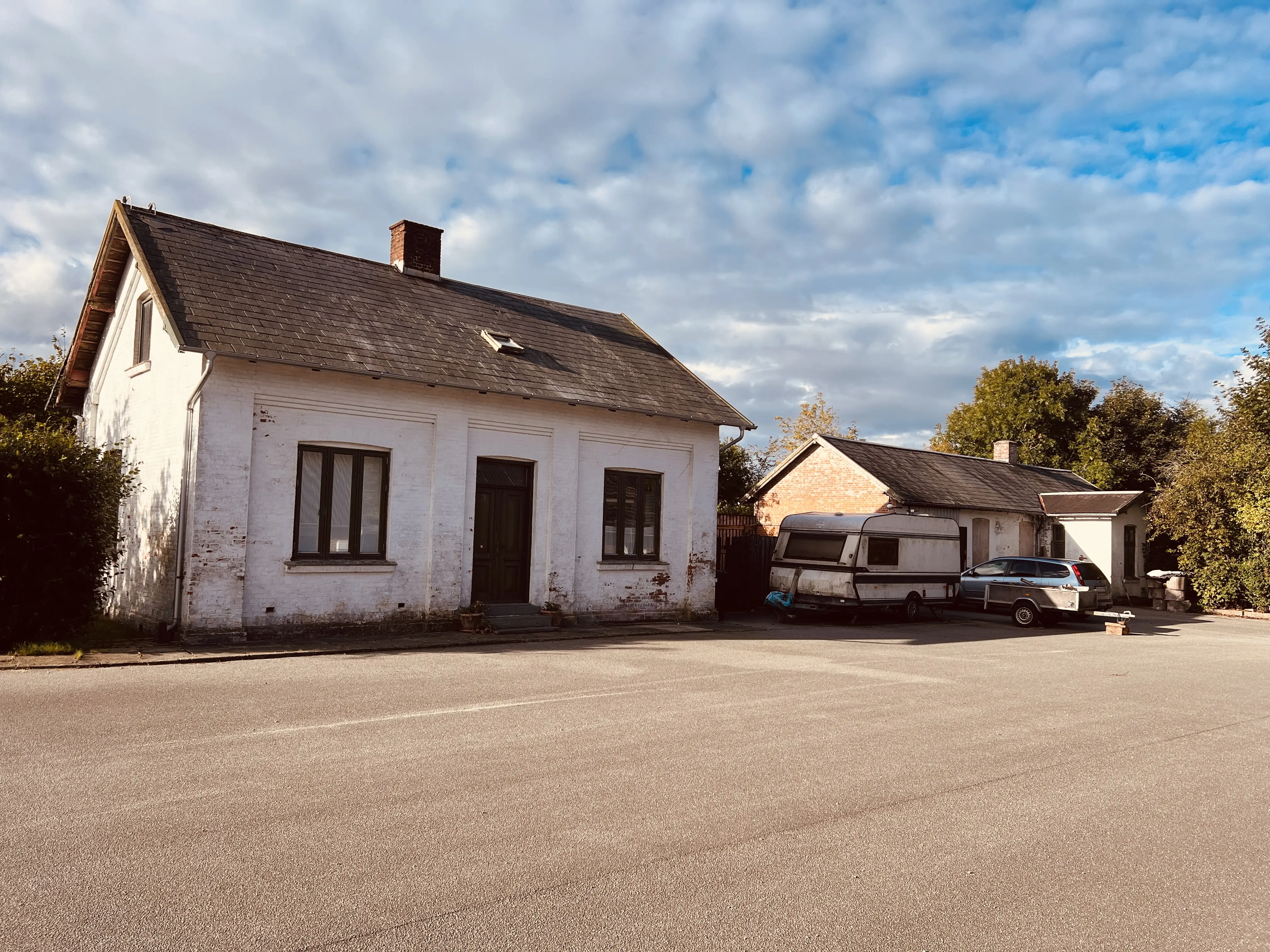 Billede af stationsmesterboligen til venstre og Lyngs Station til højre. Billede af stationsmesterboligen til venstre og Lyngs Station til højre.