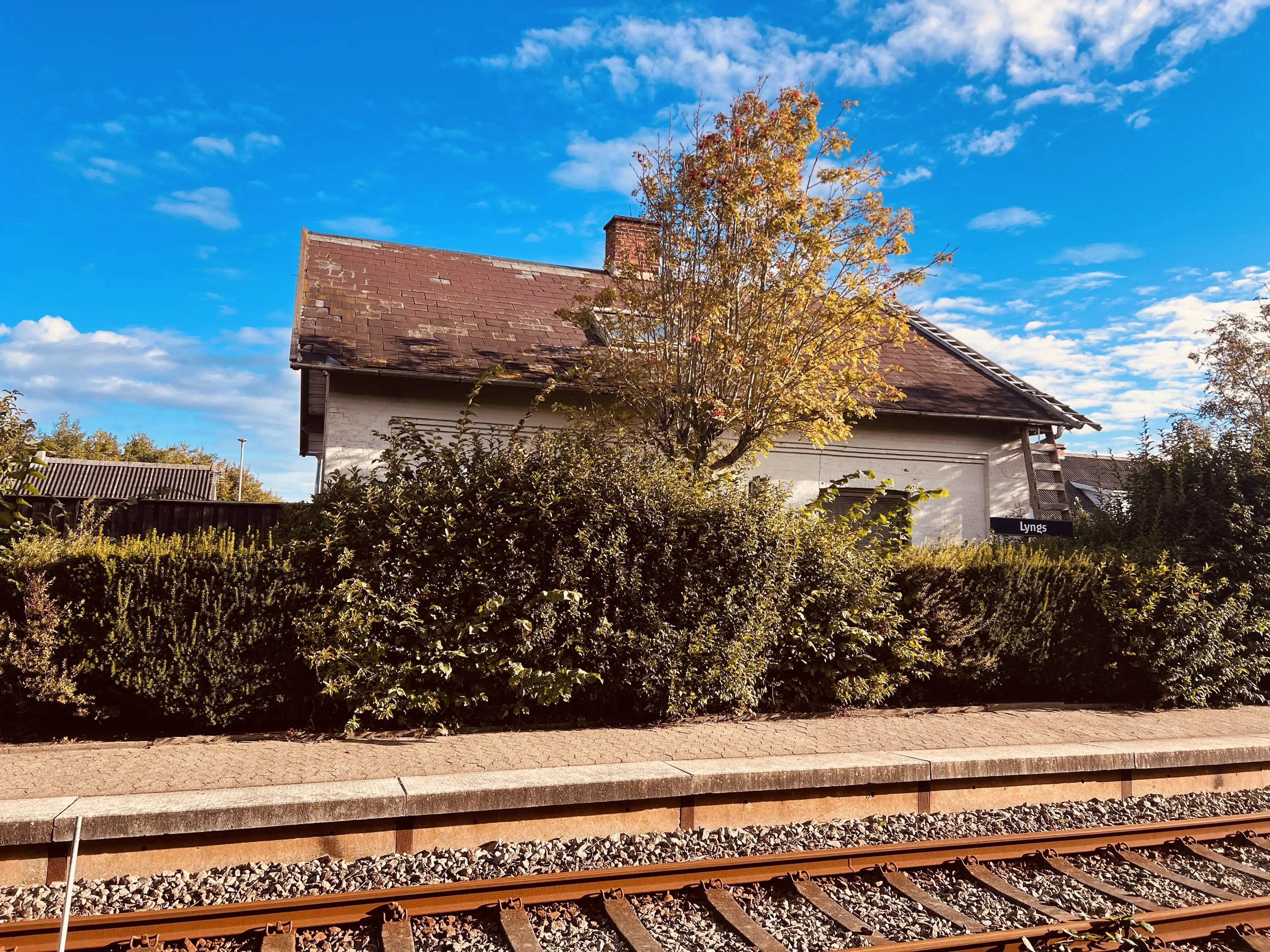 Billede af stationsmesterboligen ved Lyngs Station. Billede af stationsmesterboligen ved Lyngs Station.