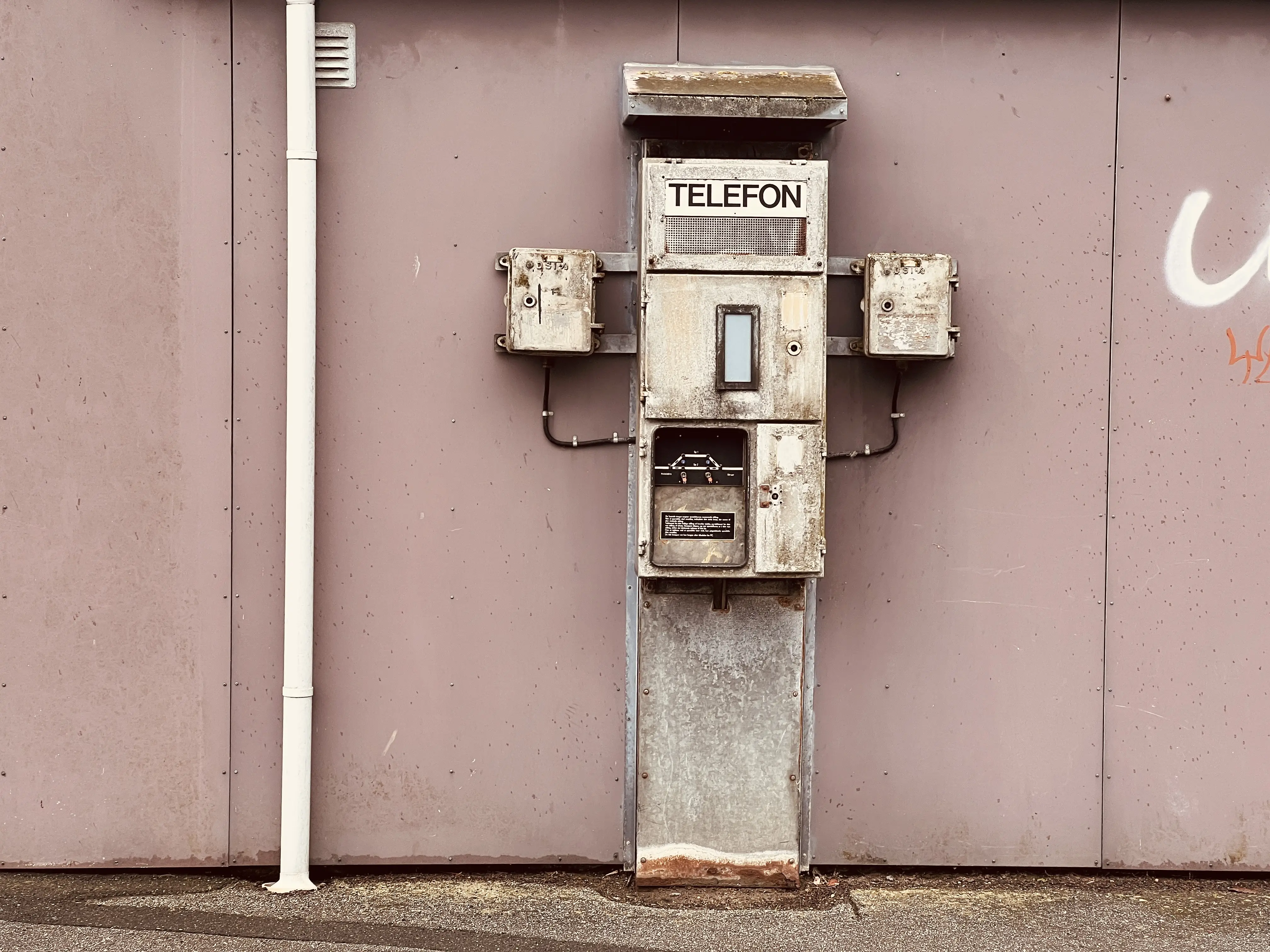 Billede af den gamle telefon ved Hjerm Trinbræt. Billede af den gamle telefon ved Hjerm Trinbræt.