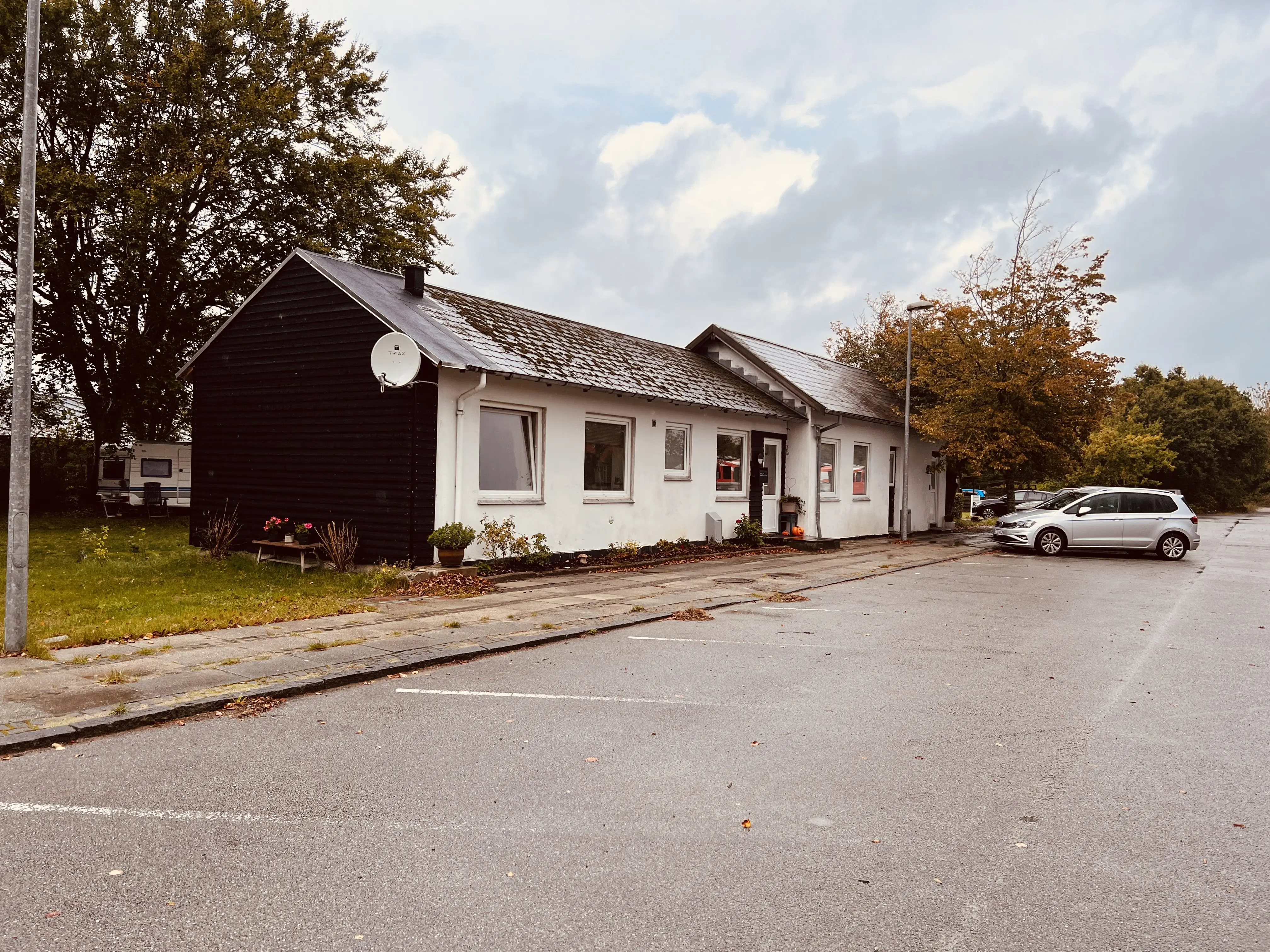 Billede af resterne af Vemb Privatbanestation - hovedbygningen brændte den 2. april 2020. Billede af resterne af Vemb Privatbanestation - hovedbygningen brændte den 2. april 2020.