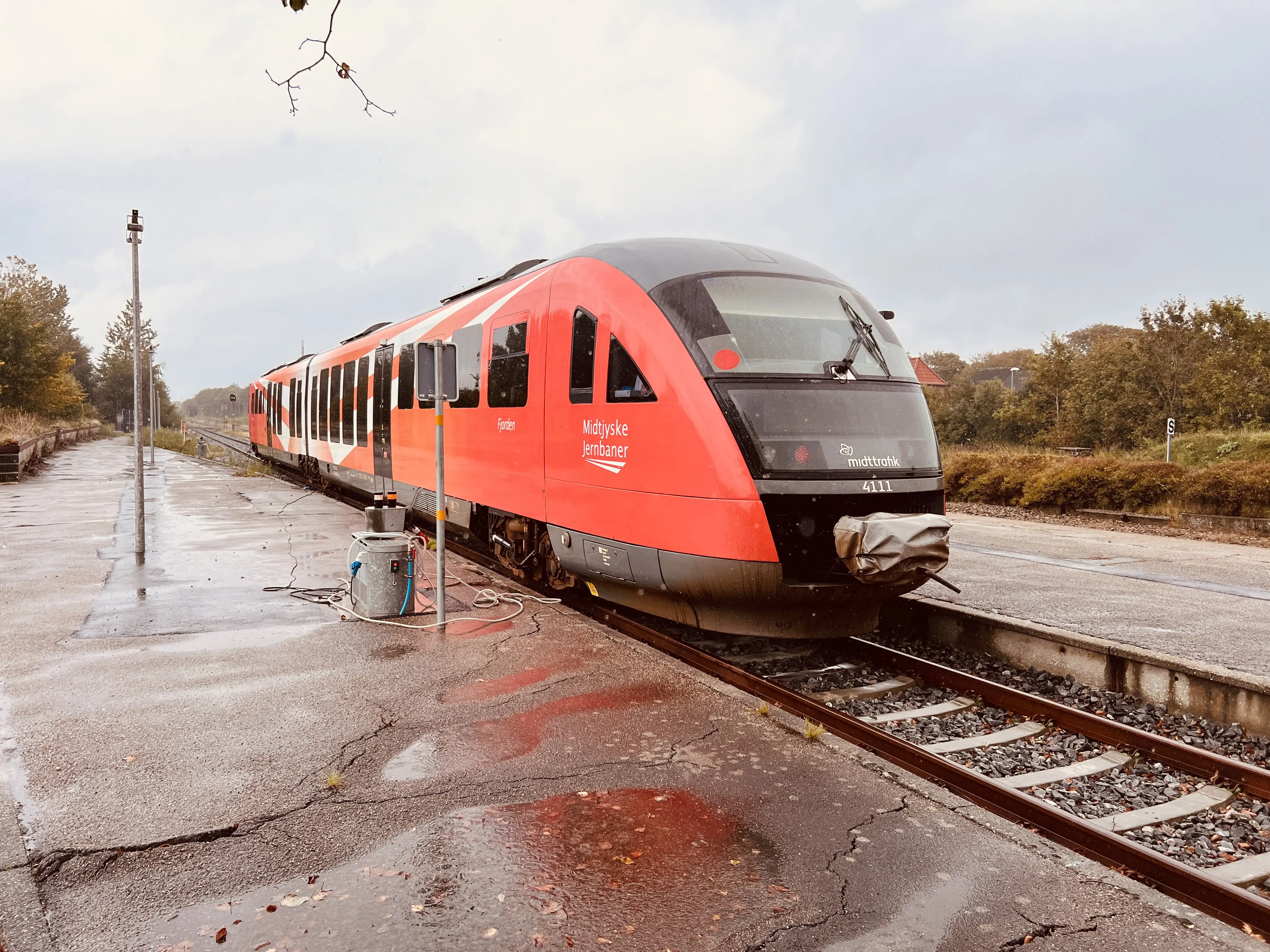 Billede af tog ud for Vemb Station. Billede af tog ud for Vemb Station.