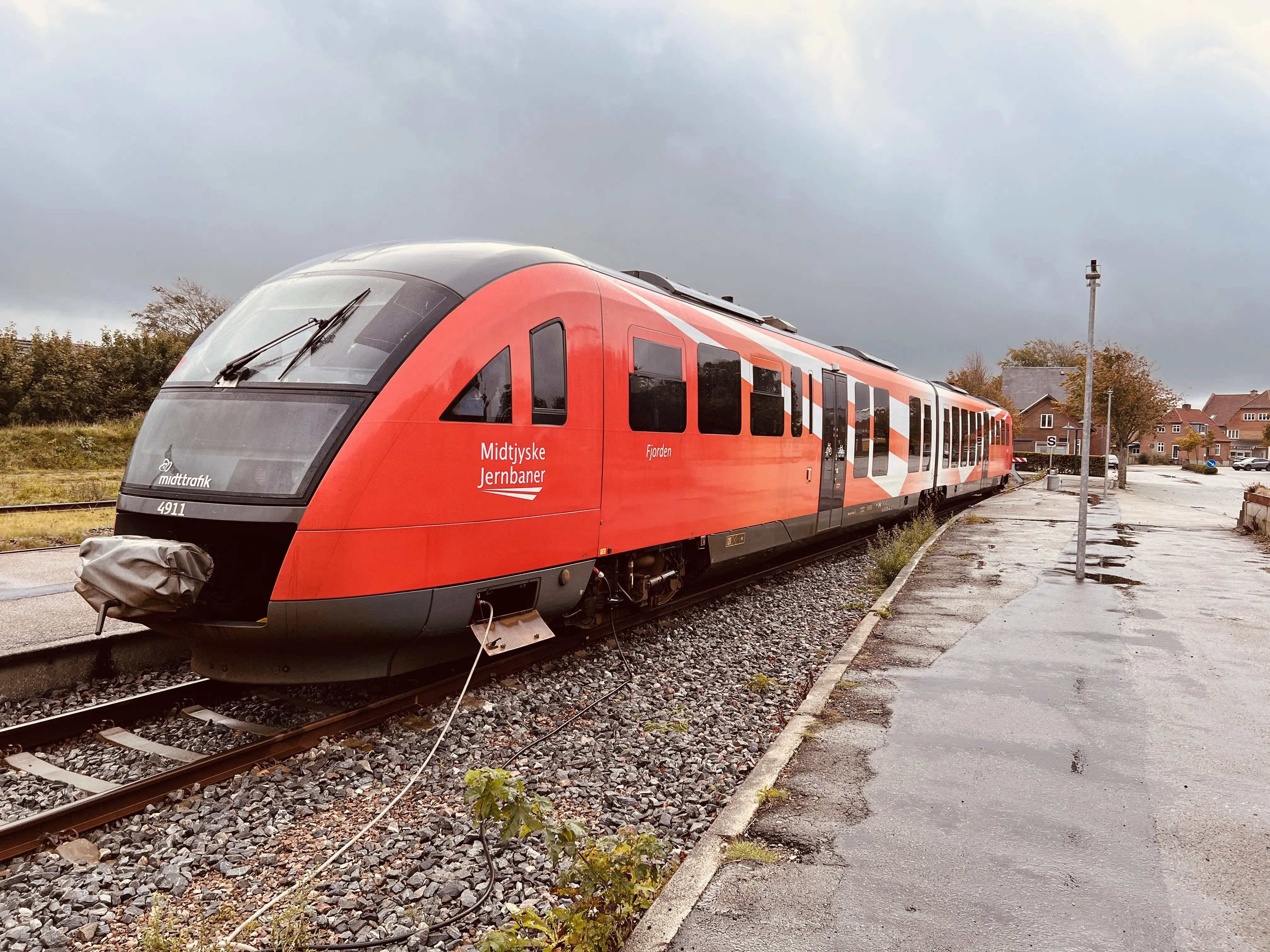 Billede af tog ud for Vemb Station. Billede af tog ud for Vemb Station.