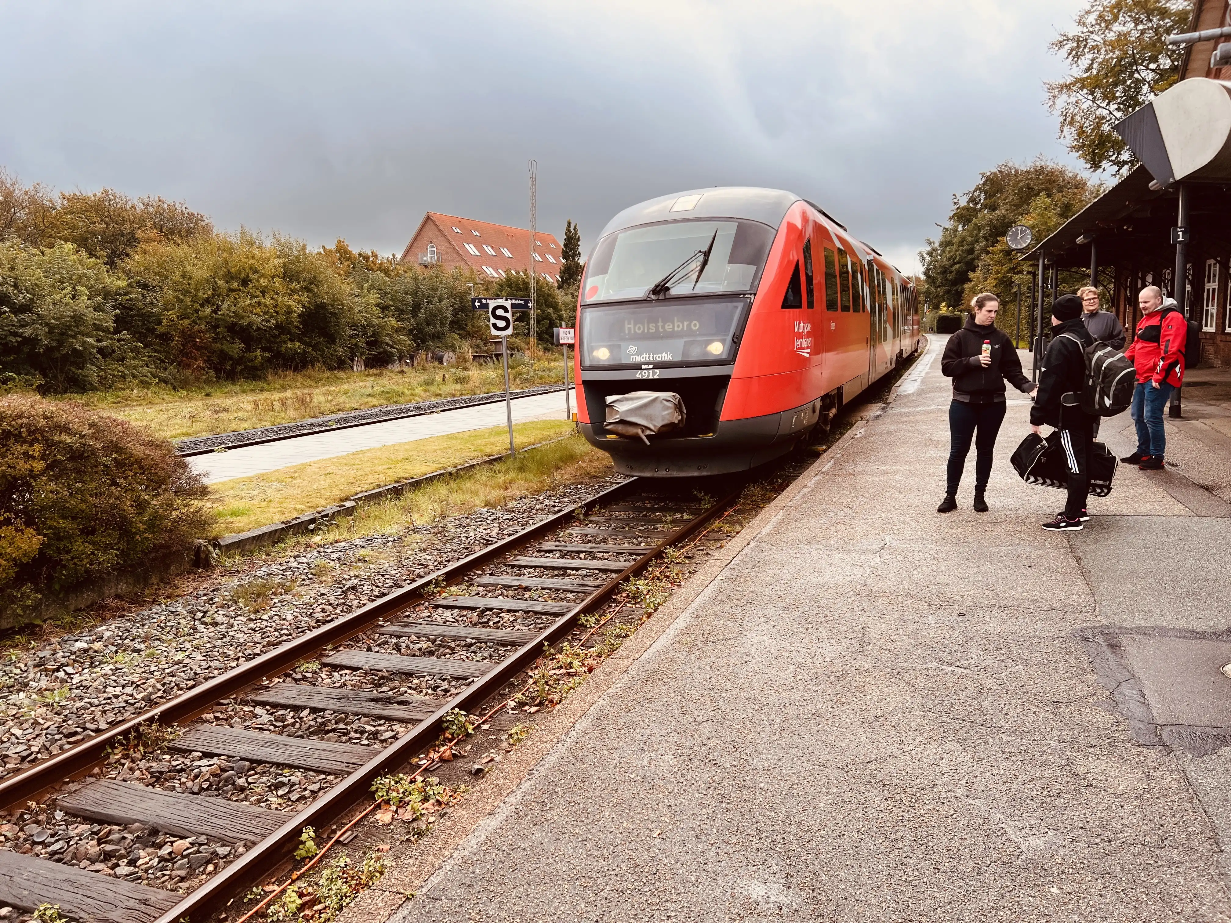 Billede af tog ud for Vemb Station. Billede af tog ud for Vemb Station.