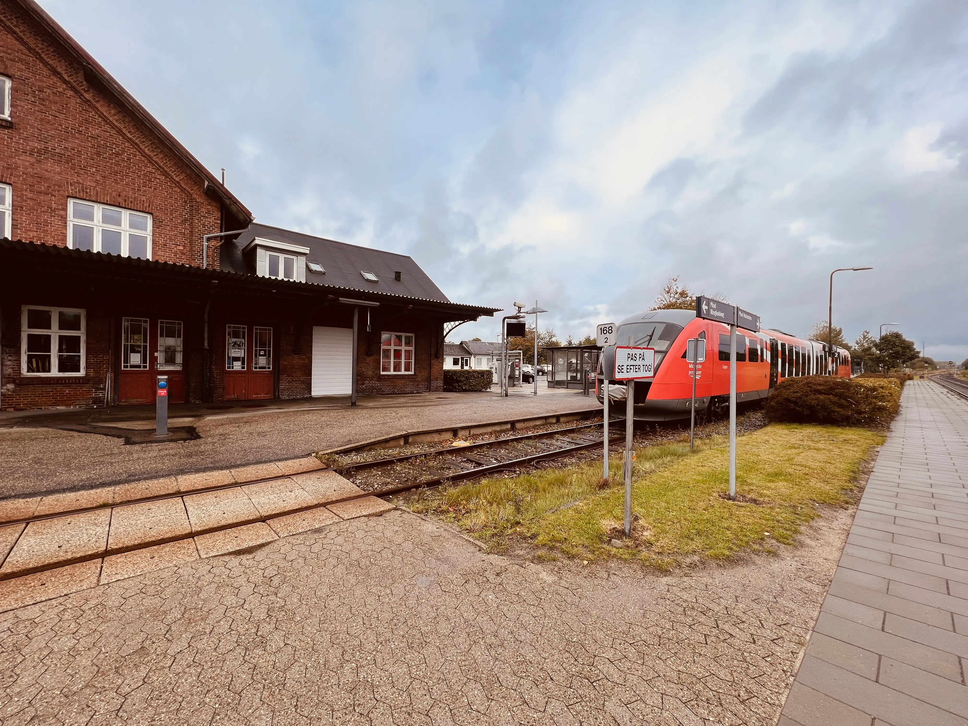 Billede af tog ud for Vemb Station. Billede af tog ud for Vemb Station.