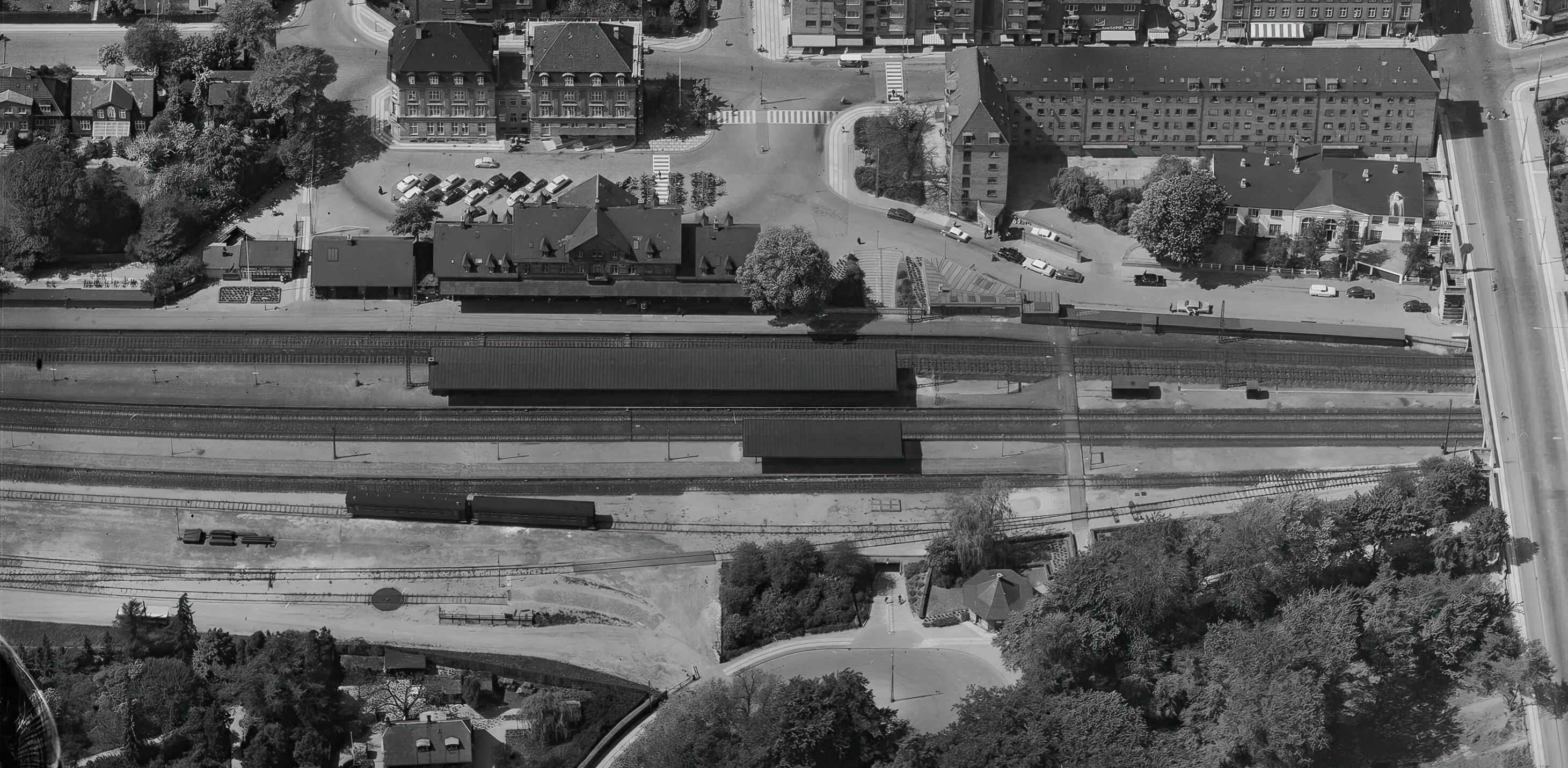 Billede af Charlottenlund Øst Billetsalgssted, som ligger nederst til højre for midten af billedet - skråt over for Charlottenlund Station. Billede af Charlottenlund Øst Billetsalgssted, som ligger nederst til højre for midten af billedet - skråt over for Charlottenlund Station.