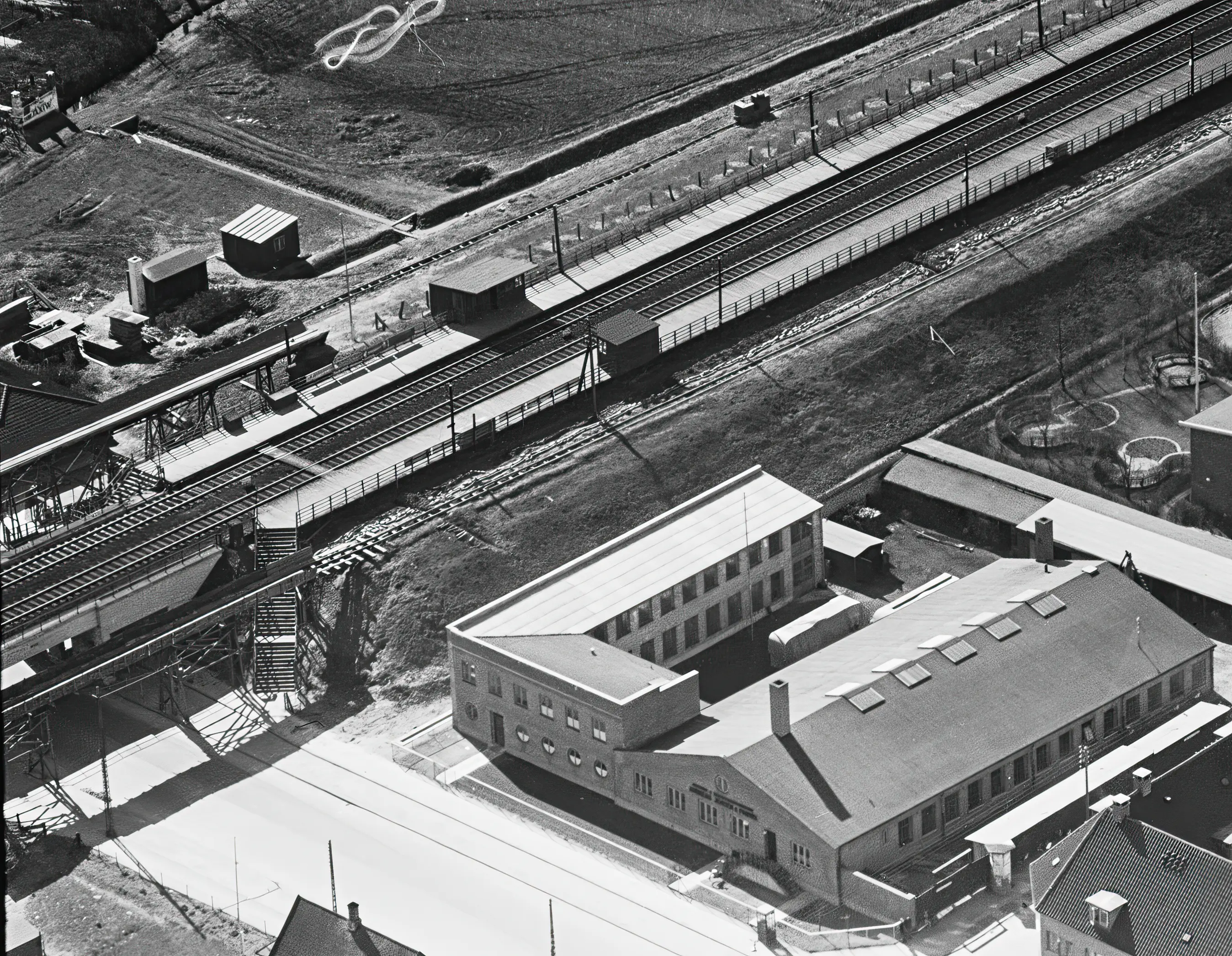 Billede af Hvidovre Station i slutningen af dens levetid og lige før udvidelse af banen og bygning af den nye station. Billede af Hvidovre Station i slutningen af dens levetid og lige før udvidelse af banen og bygning af den nye station.