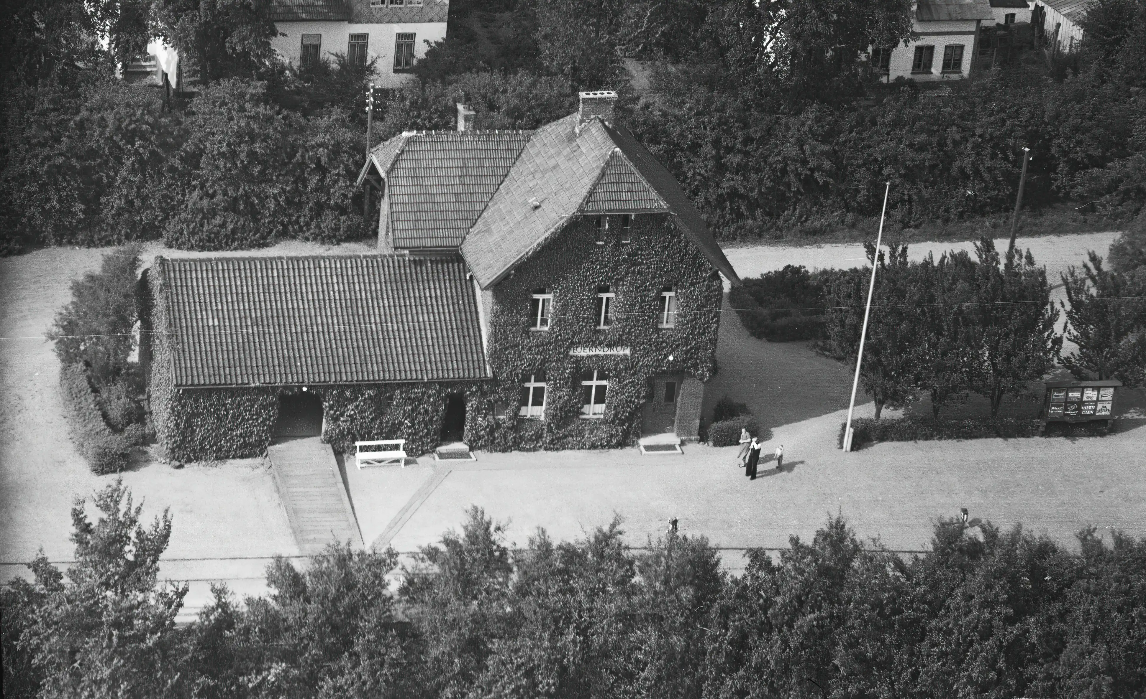 Billede af Bjerndrup Holdeplads med sidespor. Billede af Bjerndrup Holdeplads med sidespor.
