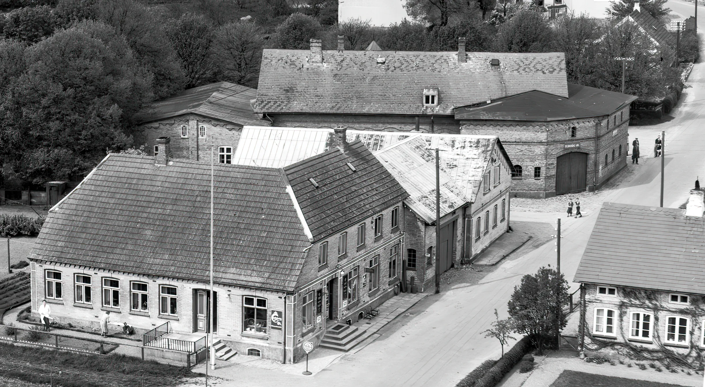 Billede af Lysabild Station - placeret bagerst i billedet. Billede af Lysabild Station - placeret bagerst i billedet.
