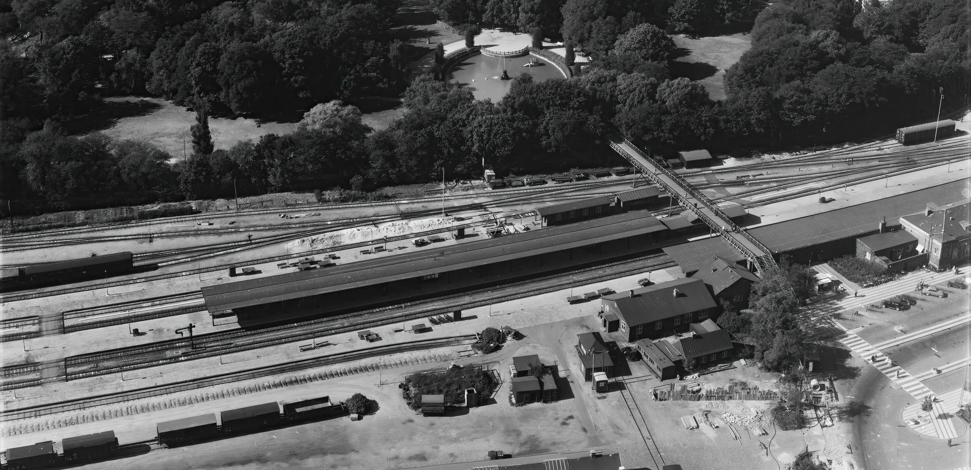 Billede af gangbroen over sporret ved Aalborg Station. Billede af gangbroen over sporret ved Aalborg Station.