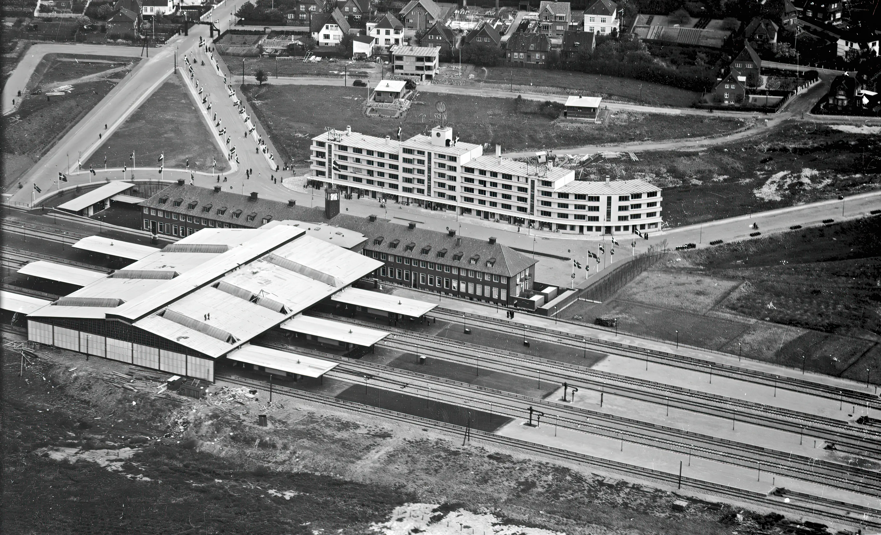 Billede af Fredericia Banegård ved åbningen den 14. maj 1935. Billede af Fredericia Banegård ved åbningen den 14. maj 1935.