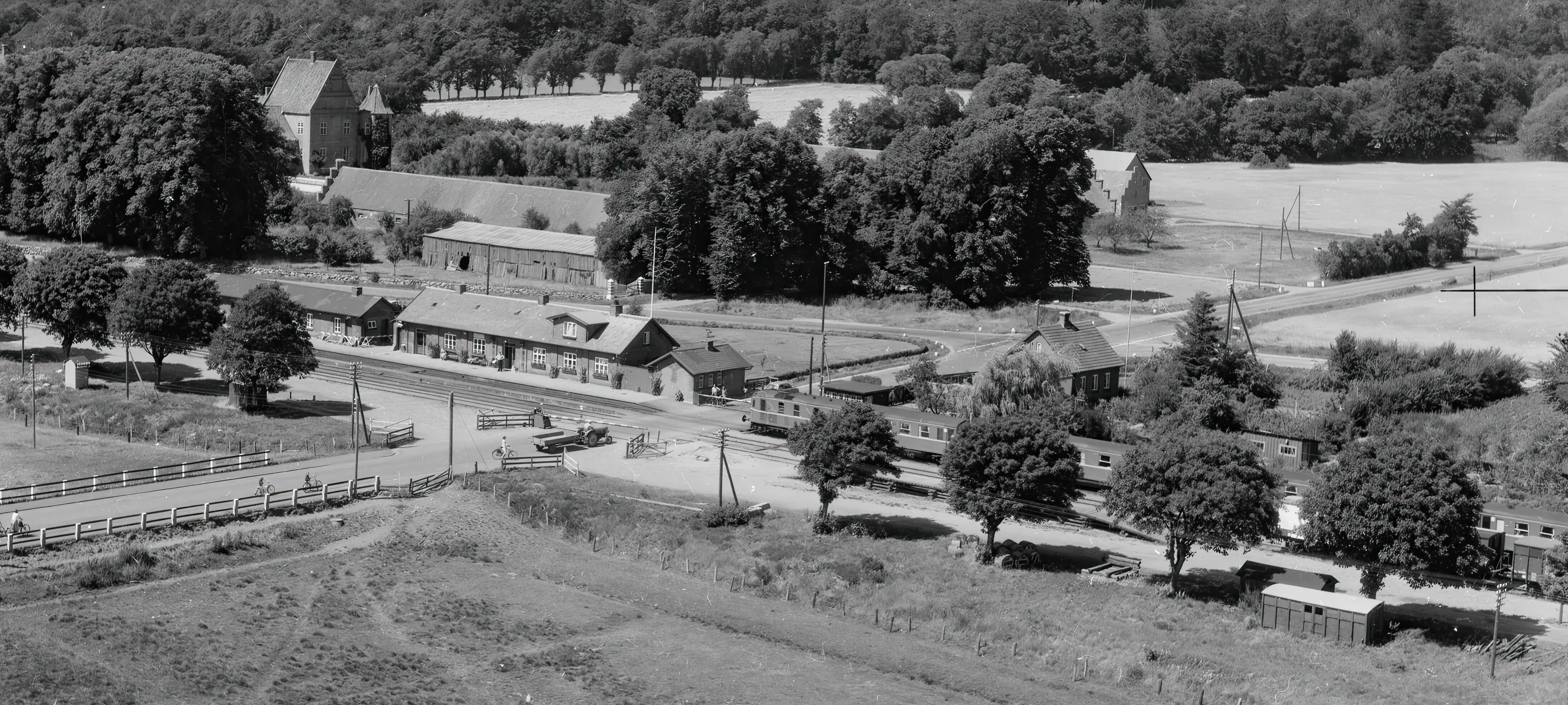 Billede af lyntog ud for Ulstrup Billetsalgssted. Billede af lyntog ud for Ulstrup Billetsalgssted.