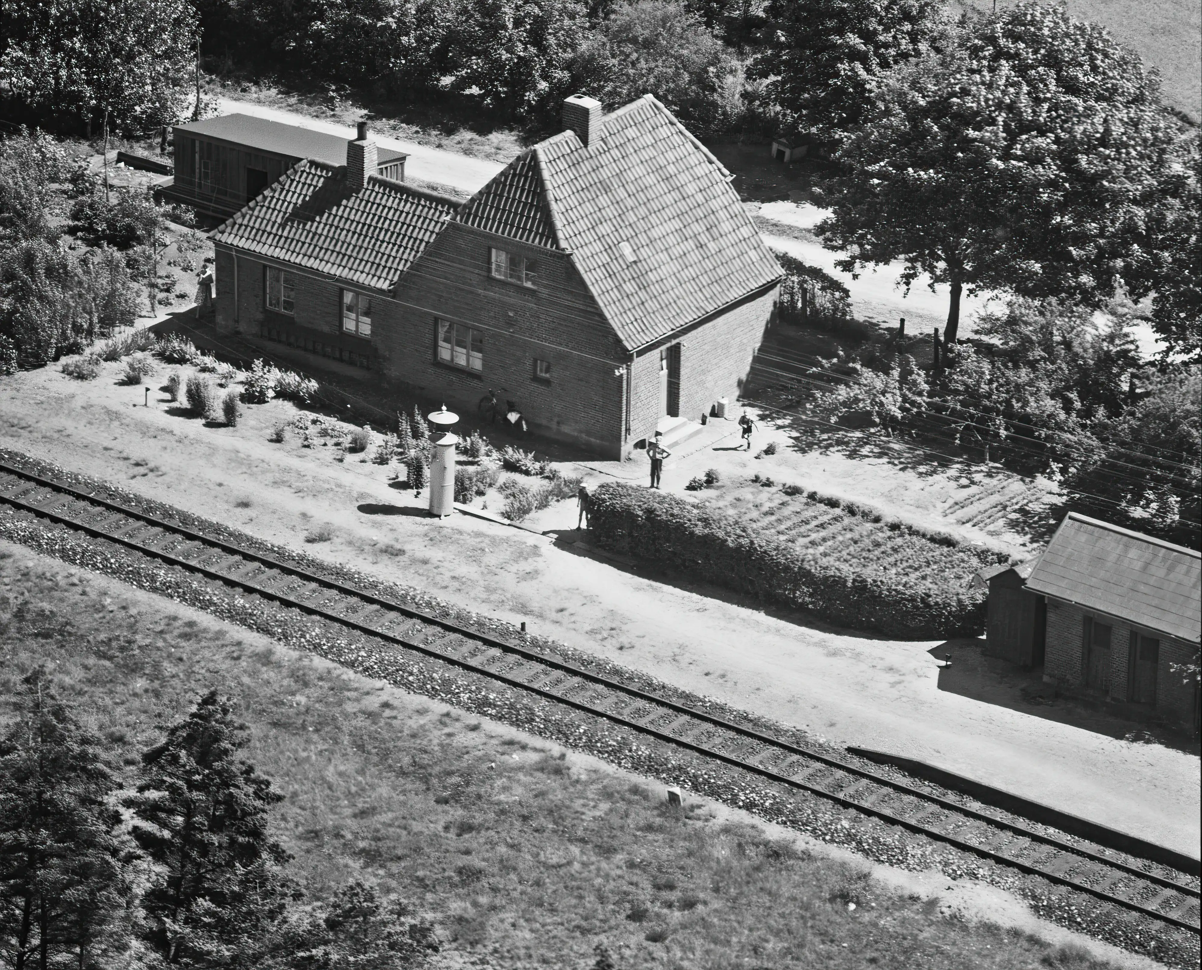 Billede af Stationsforstanderboligen ved Hvide-Mose Billetsalgssted med Sidespor. Billede af Stationsforstanderboligen ved Hvide-Mose Billetsalgssted med Sidespor.
