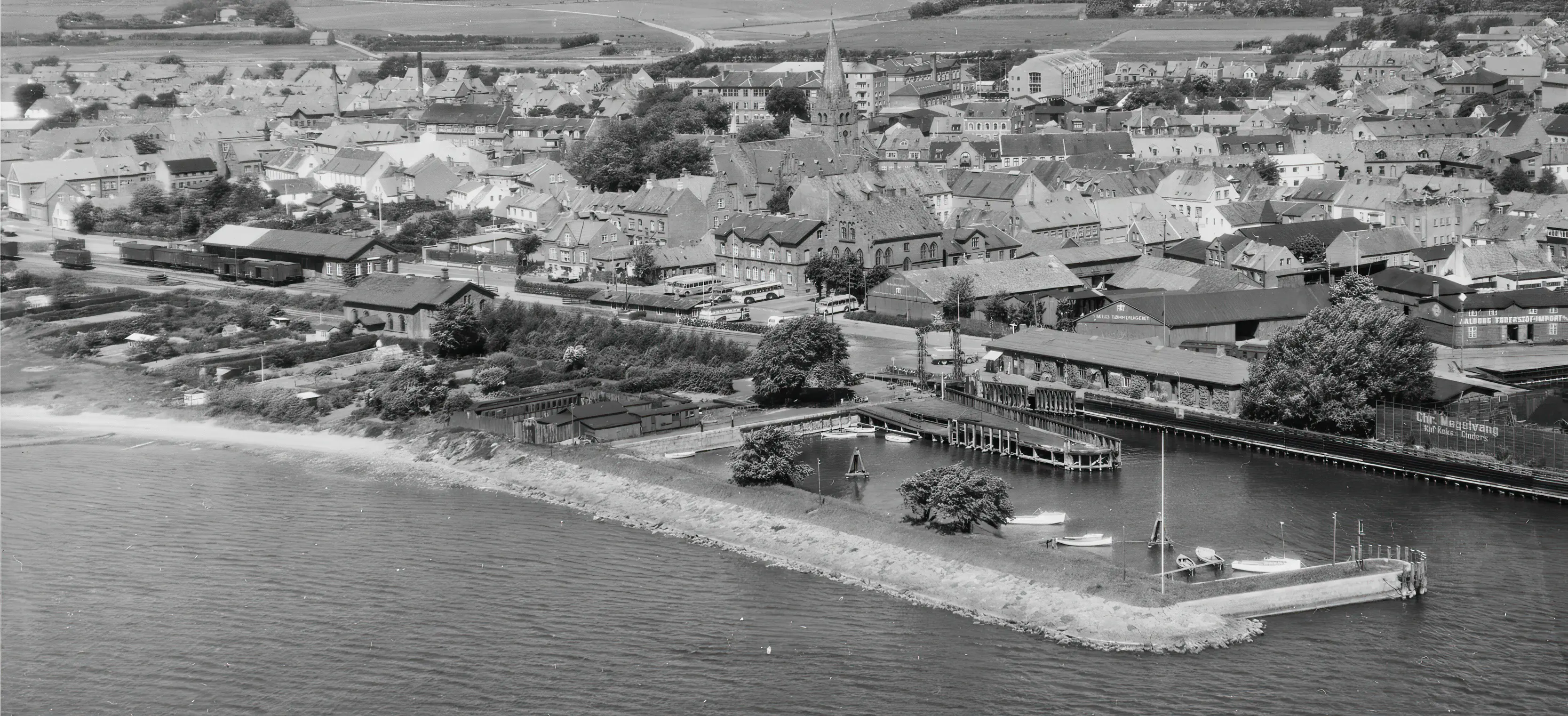 Billede af Nykøbing Mors Havnestation, som ligger ved færgelejet til højre i billedet. Billede af Nykøbing Mors Havnestation, som ligger ved færgelejet til højre i billedet.