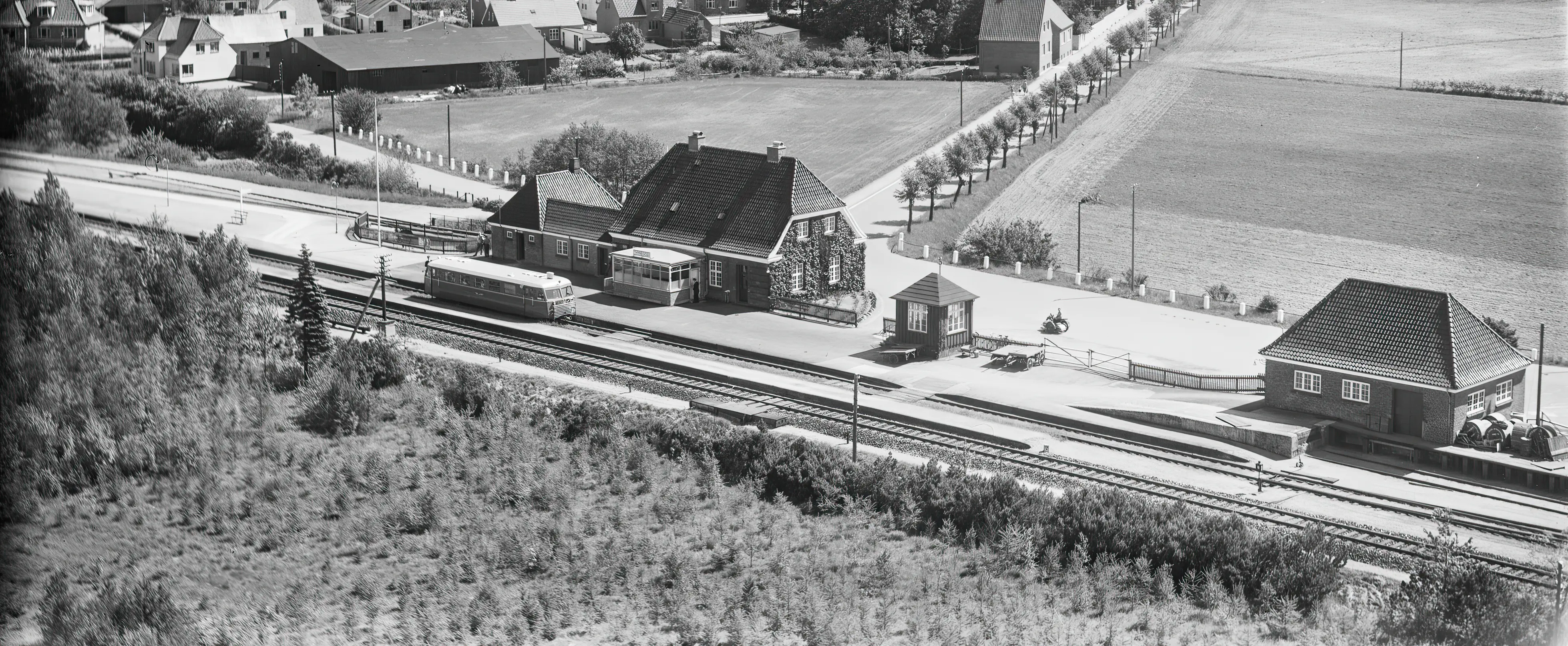 Billede af skinnebus ud for Thyregod Station. Billede af skinnebus ud for Thyregod Station.