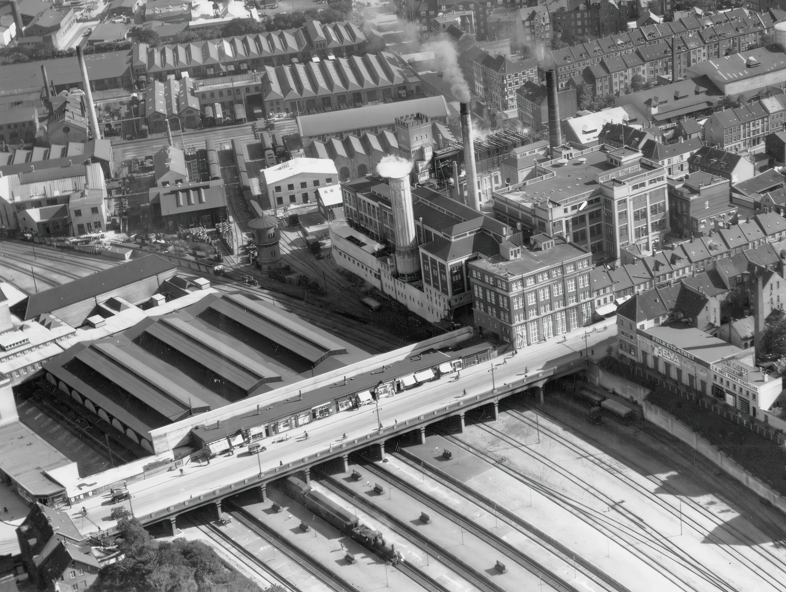 Billede af Aarhus Hovedbanegård med central værkstedet bag ved perronhallerne. Billede af Aarhus Hovedbanegård med central værkstedet bag ved perronhallerne.