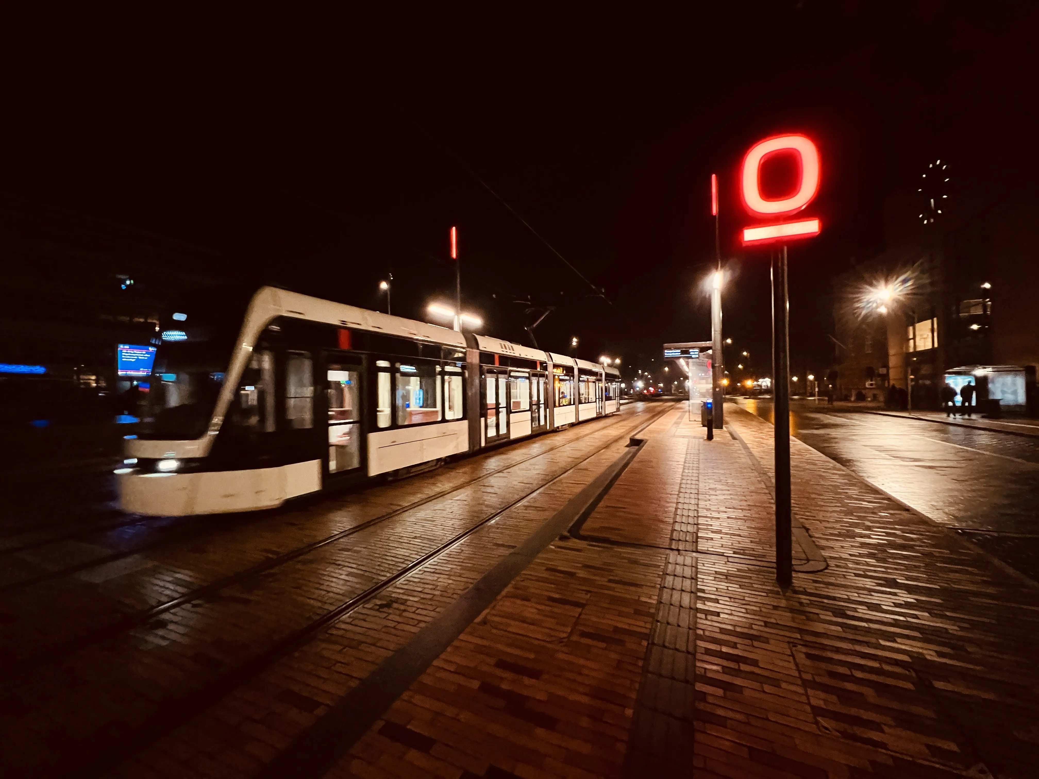 Billede af Odense Letbane togsæt 04 fotograferet ud for Odense Banegård Letbanestation. Billede af Odense Letbane togsæt 04 fotograferet ud for Odense Banegård Letbanestation.