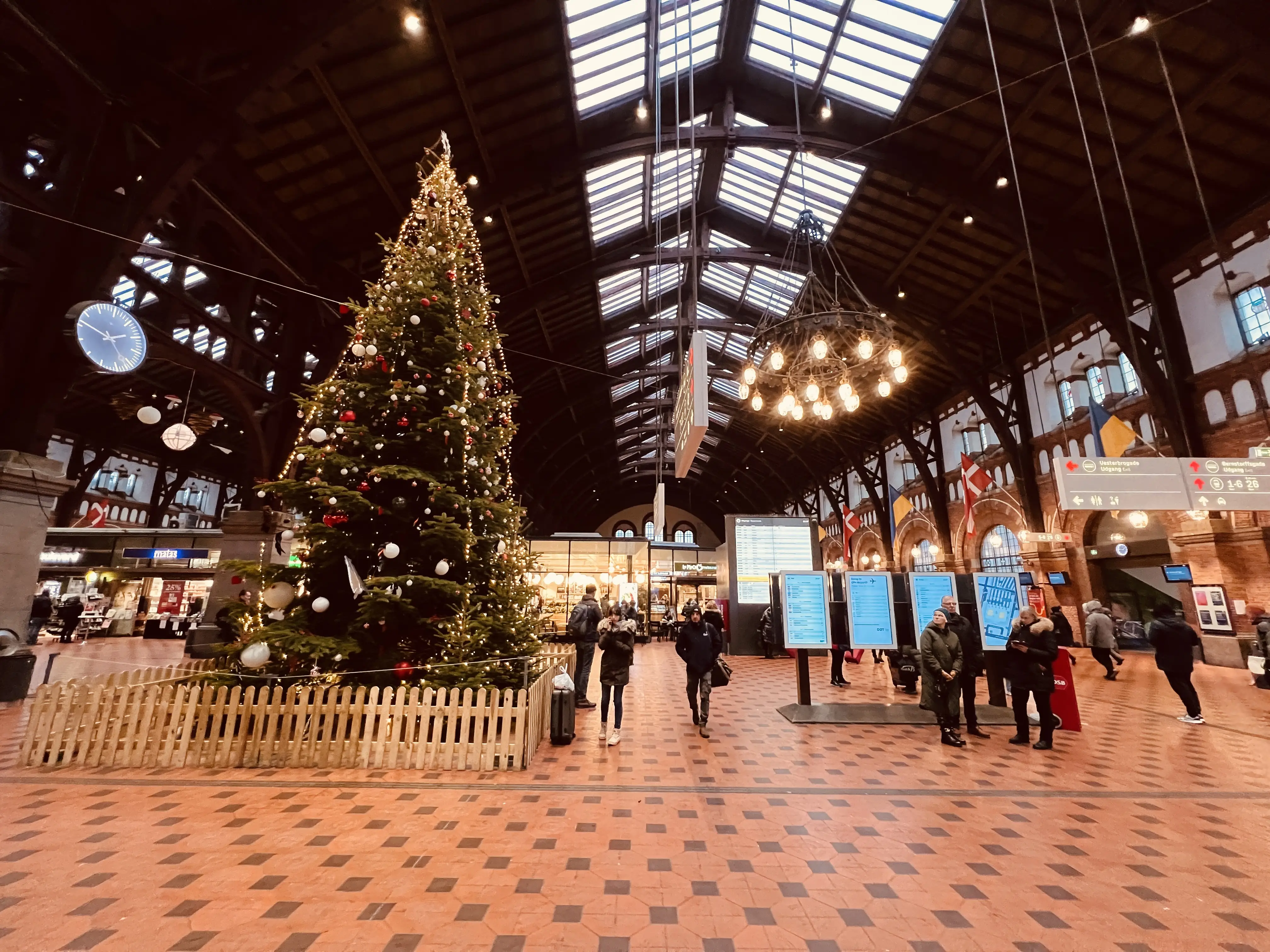 Billede af København Hovedbanegård med juletræ - julen 2022. Billede af København Hovedbanegård med juletræ - julen 2022.