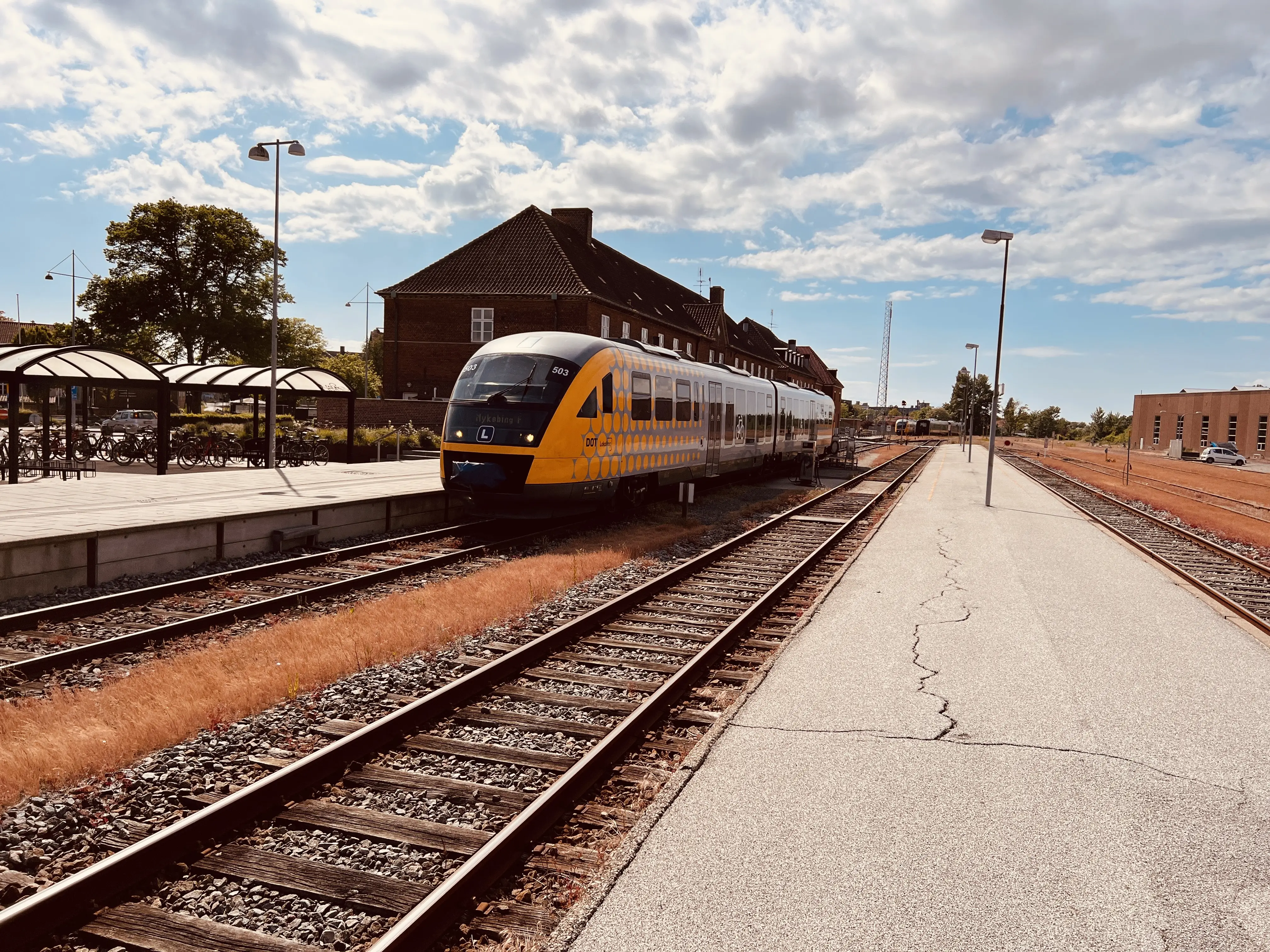 Billede af tog ud for Nakskov Station. Billede af tog ud for Nakskov Station.