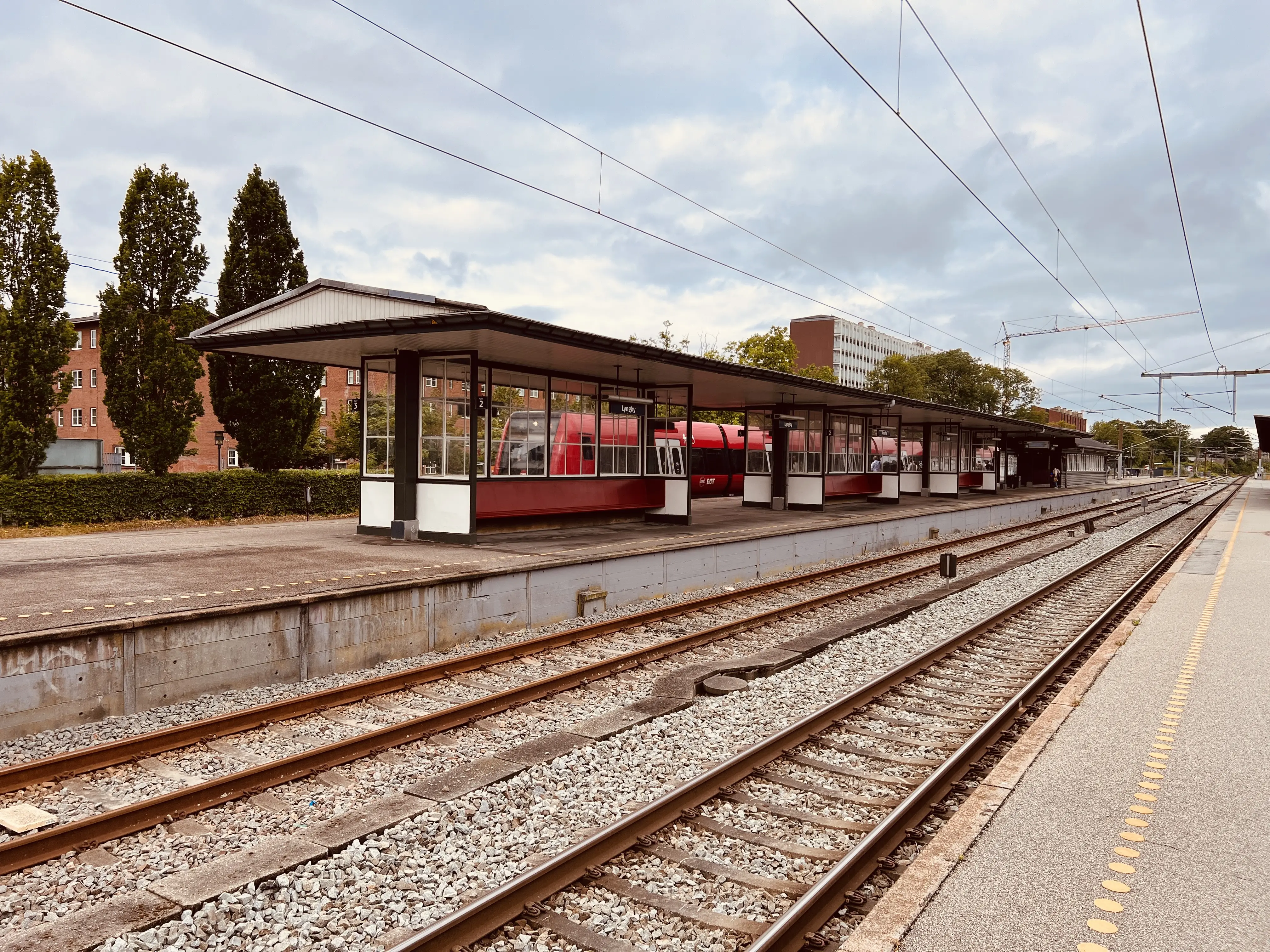 Billede af tog ud for Lyngby Station. Billede af tog ud for Lyngby Station.