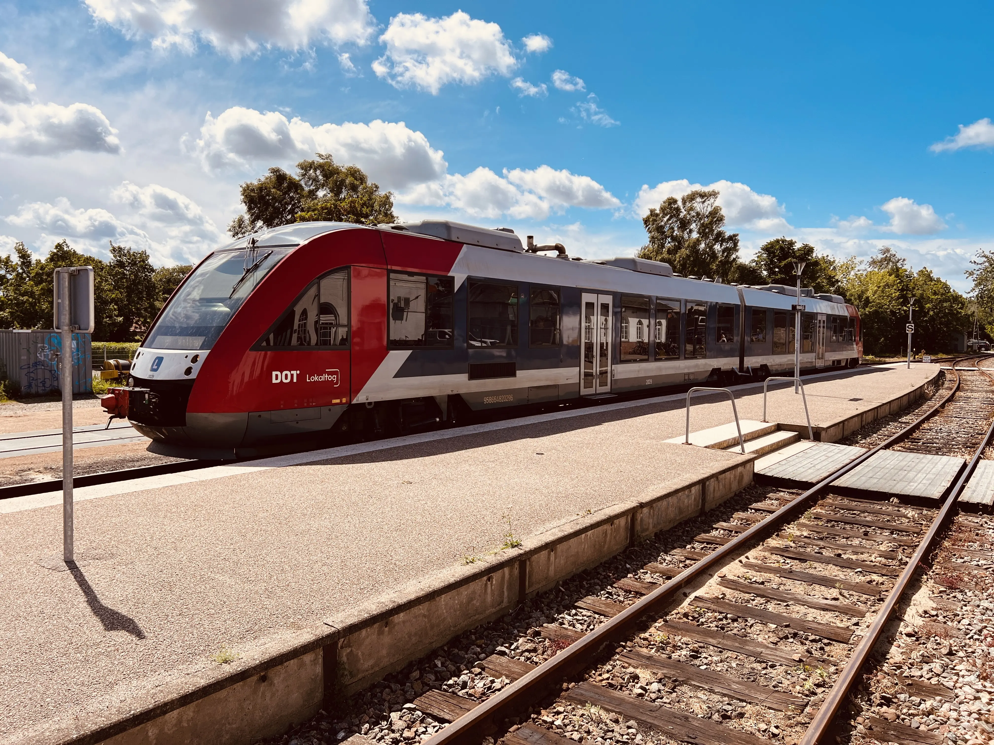 Billede af Lint 41 (serie 2) - LT 2029-2129 ud for Nykøbing Sjælland Station. Billede af Lint 41 (serie 2) - LT 2029-2129 ud for Nykøbing Sjælland Station.