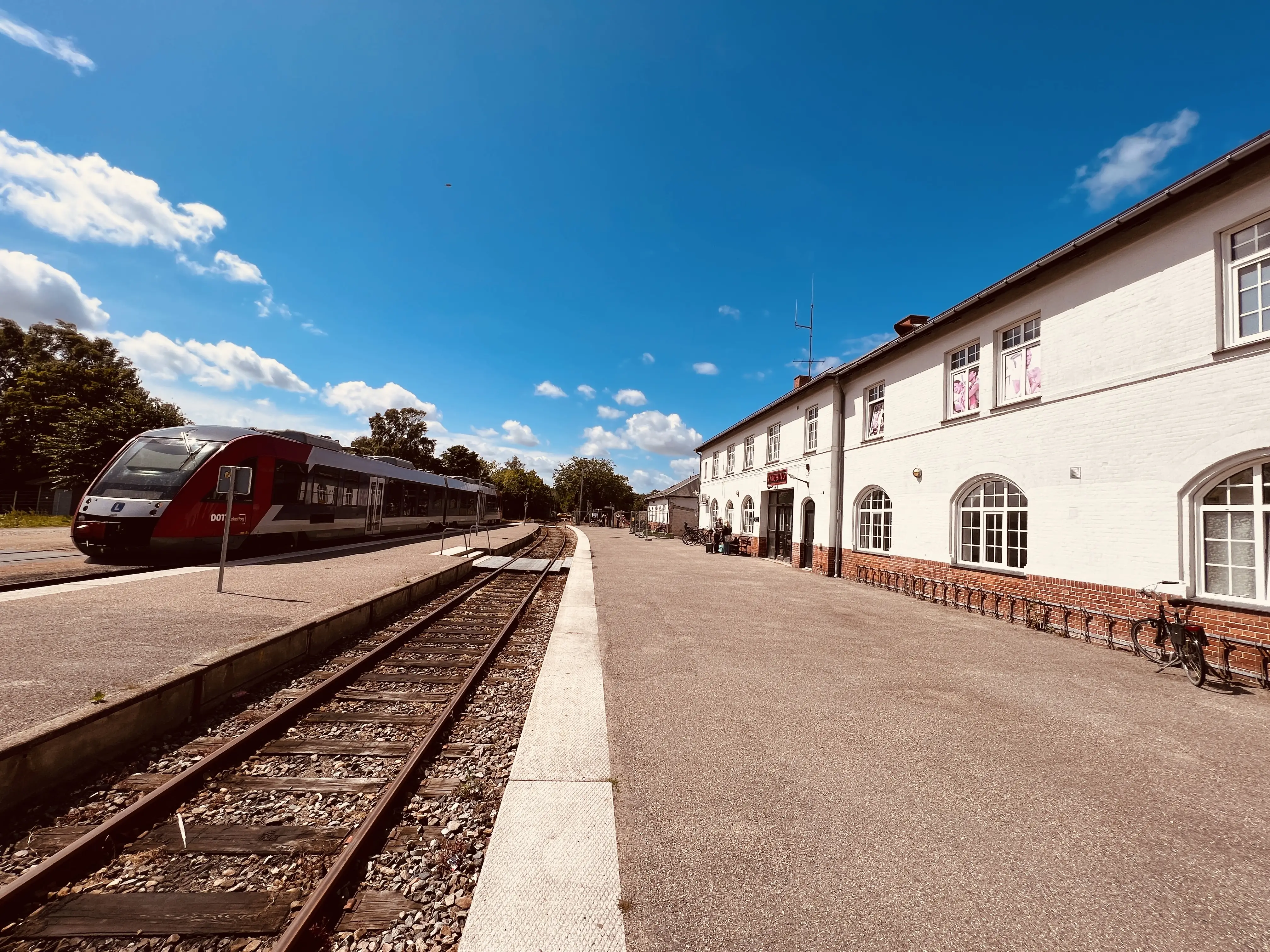 Billede af Lint 41 (serie 2) - LT 2029-2129 ud for Nykøbing Sjælland Station. Billede af Lint 41 (serie 2) - LT 2029-2129 ud for Nykøbing Sjælland Station.