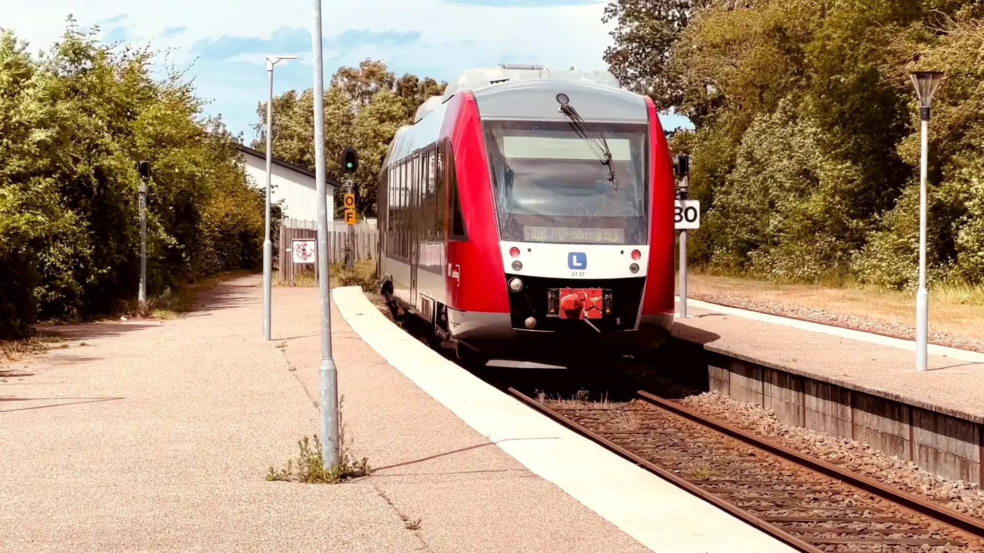 Billede af tog ud for Hørve Station.