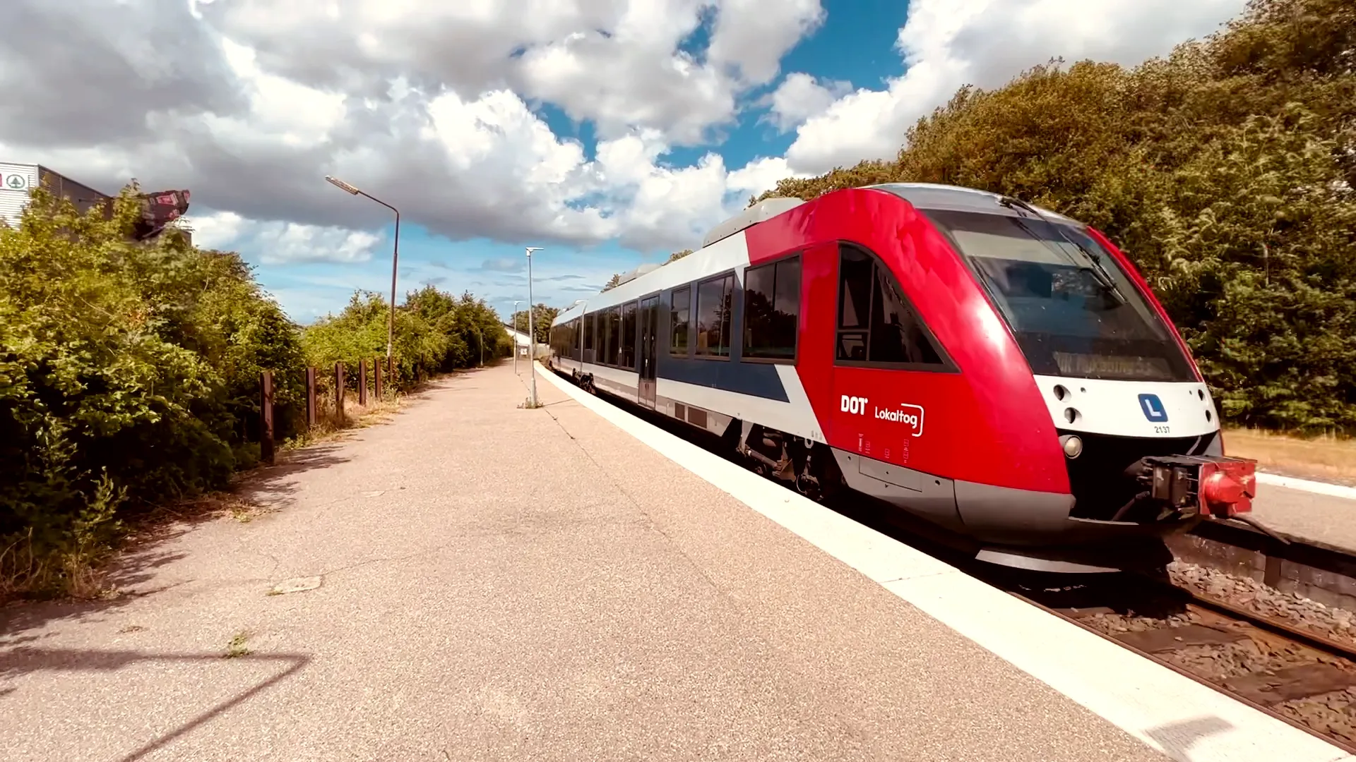 Billede af tog ud for Hørve Station.