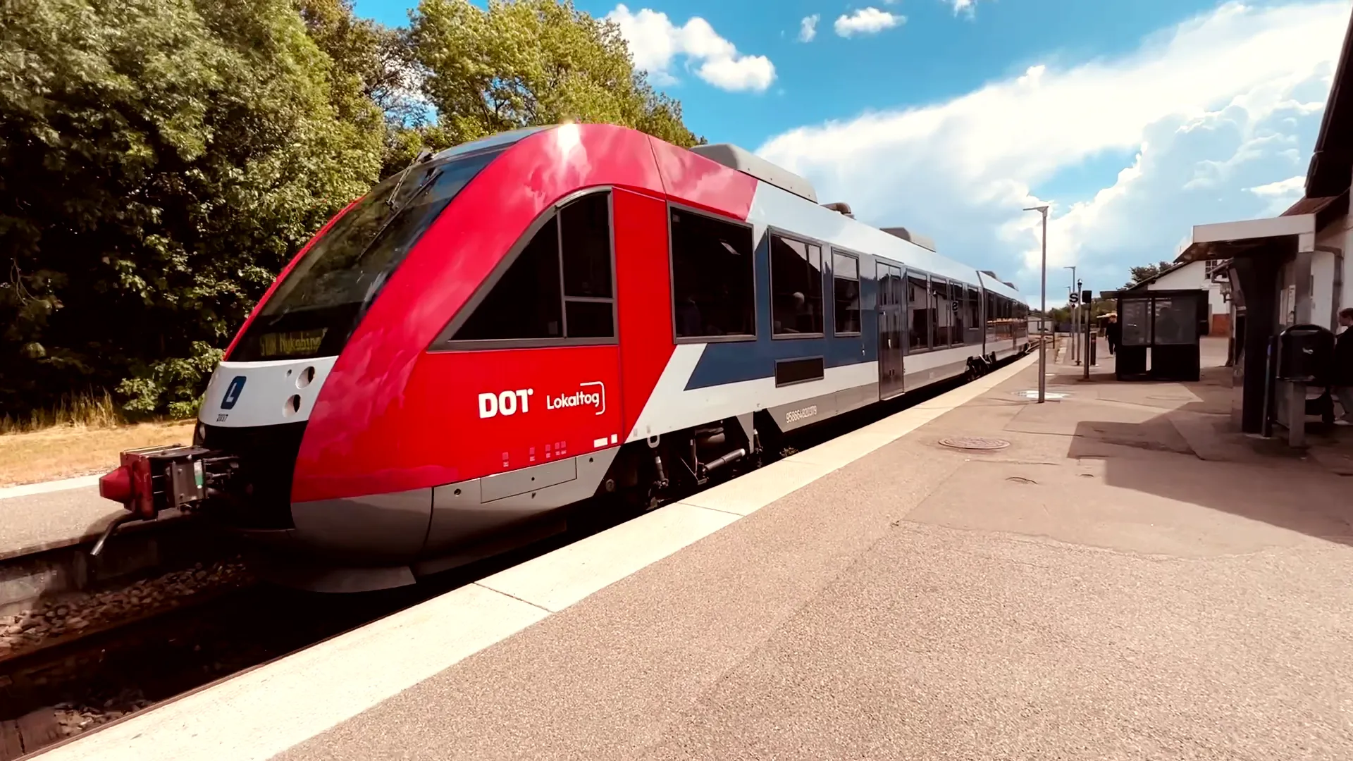 Billede af tog ud for Hørve Station.